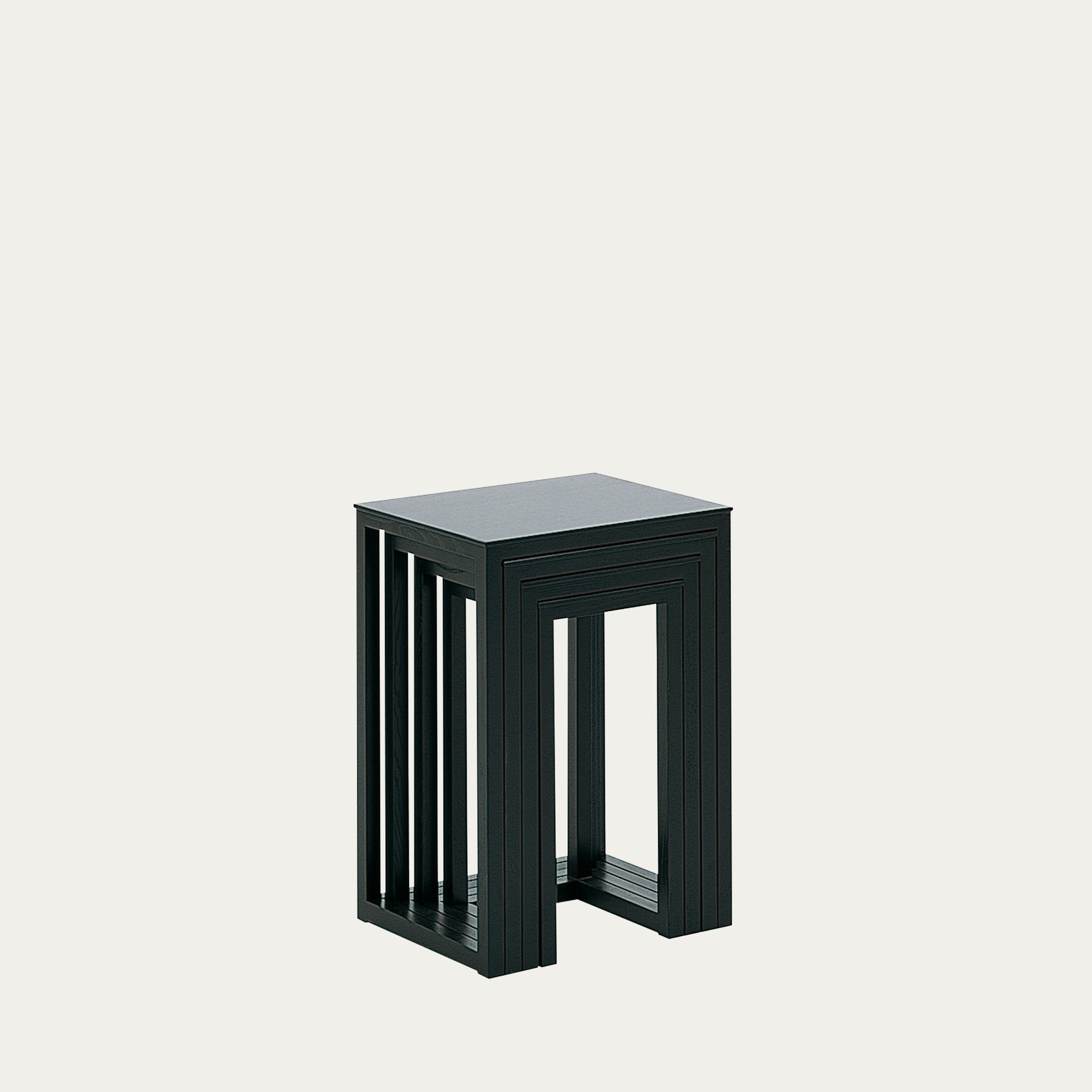 Satz schwarzer Holz-Nestingtische nach Josef Hoffmann, stapelbar und geometrisch klar gestaltet