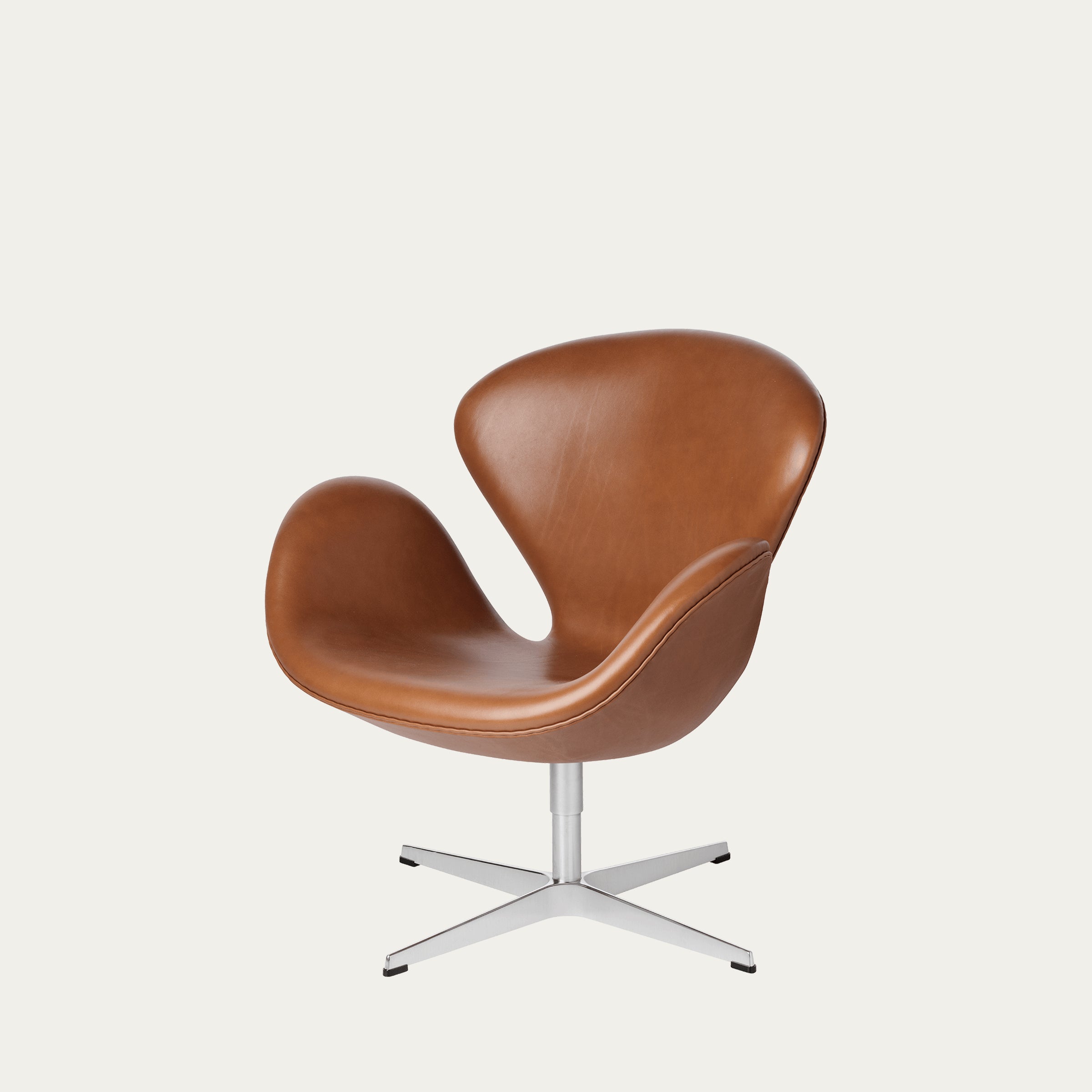 Swan Chair von Arne Jacobsen 1958 mit cognacfarbenem Lederbezug und drehbarem Aluminiumfuß