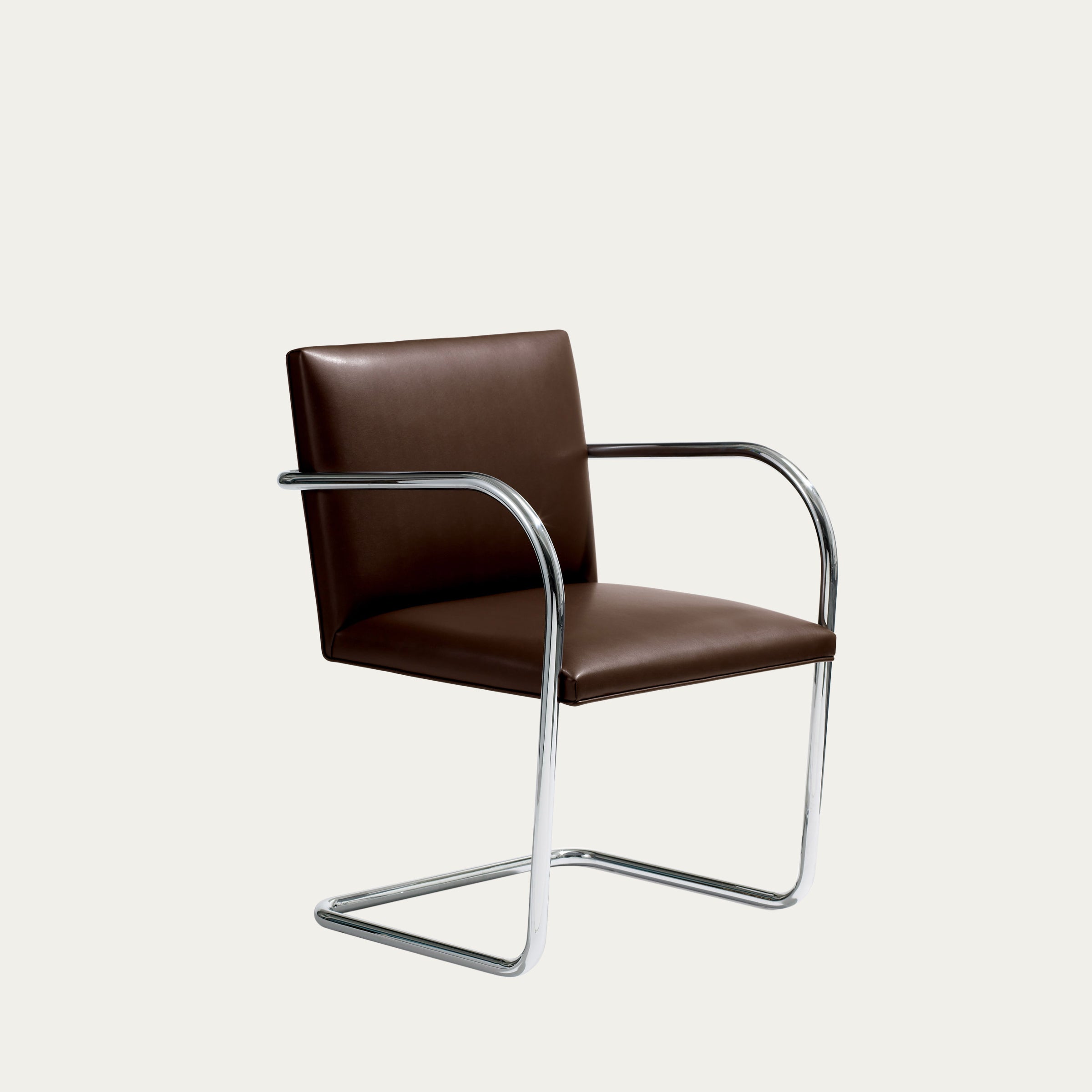 Vorneansicht des braun gepolsterten Tubular Brno Freischwingers von Mies van der Rohe mit geschwungenem Stahlrohrgestell