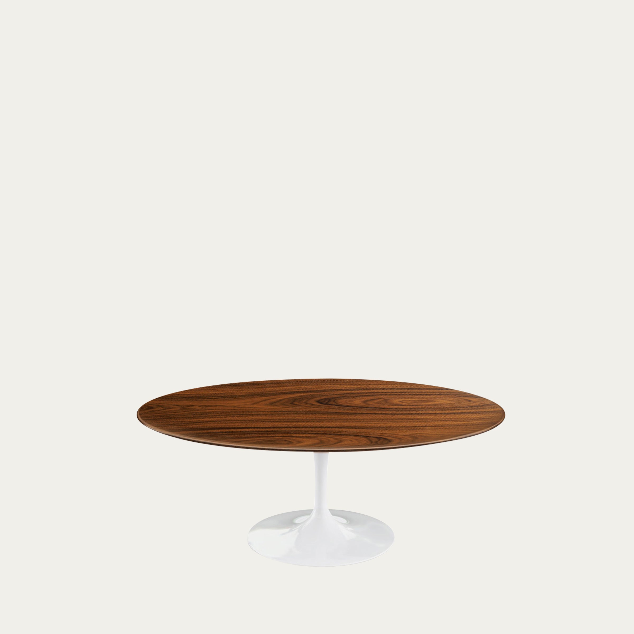 Tulip Coffee Table von Eero Saarinen 1957 mit ovaler Tischplatte aus Walnussholz und ikonischem weißem Tulpenfuß