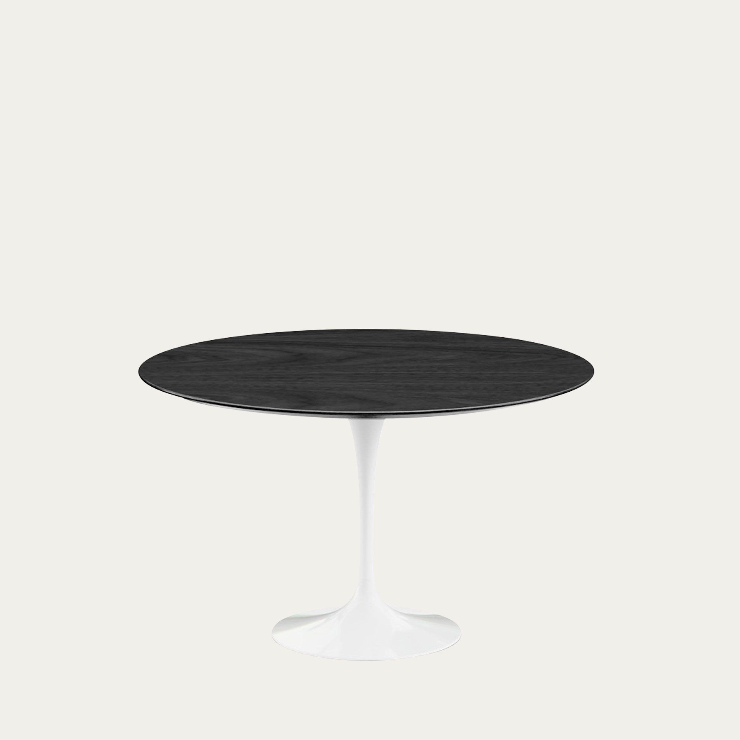 Runder Tulip Table von Eero Saarinen 1957 mit schwarzer Tischplatte und ikonischem weißen Tulpenfuß
