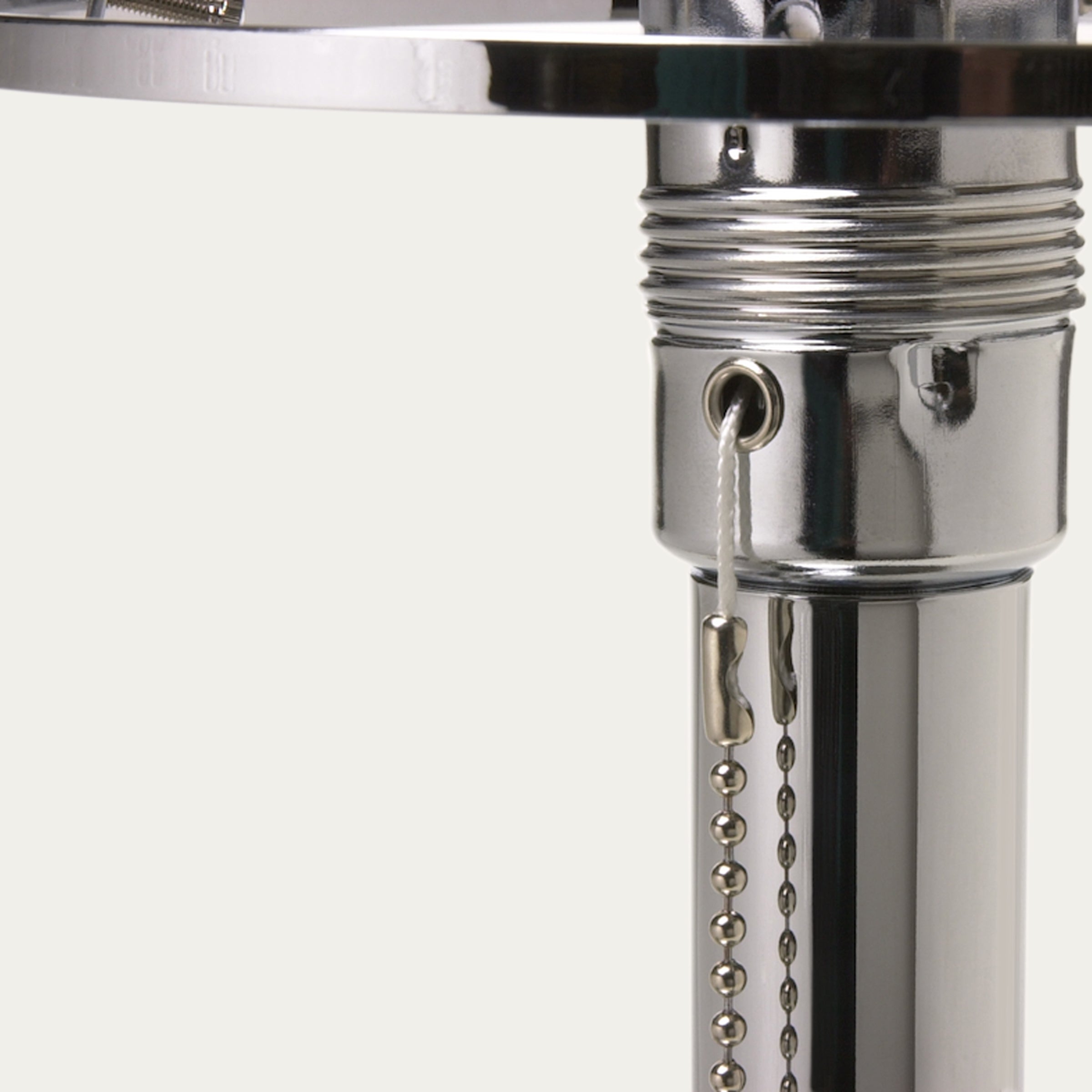 Detailaufnahme der WA24 Tischleuchte von Wilhelm Wagenfeld mit verchromtem Zugschalter und präziser Metallverarbeitung, Made in Italy