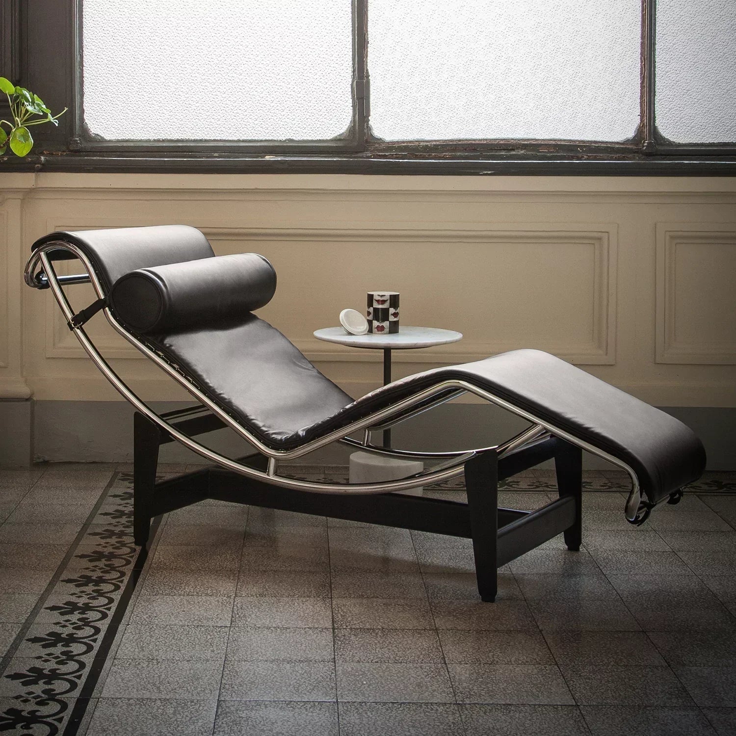 LC4 Chaiselongue – Le Corbusier und die Idee der Ruhemaschine