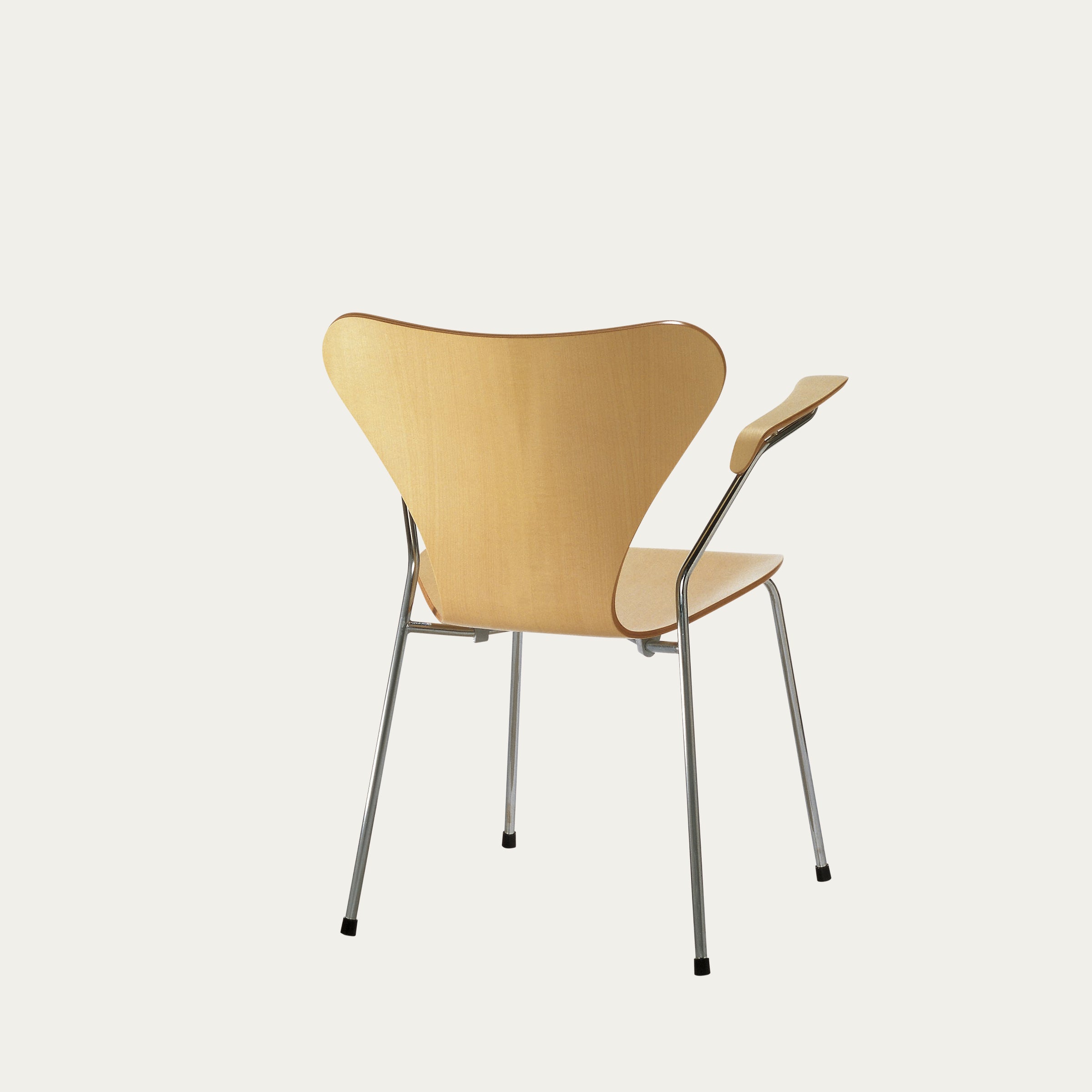 Rückansicht des 3207 Stapelstuhls von Arne Jacobsen mit ergonomischer Rückenlehne und Holzarmlehnen