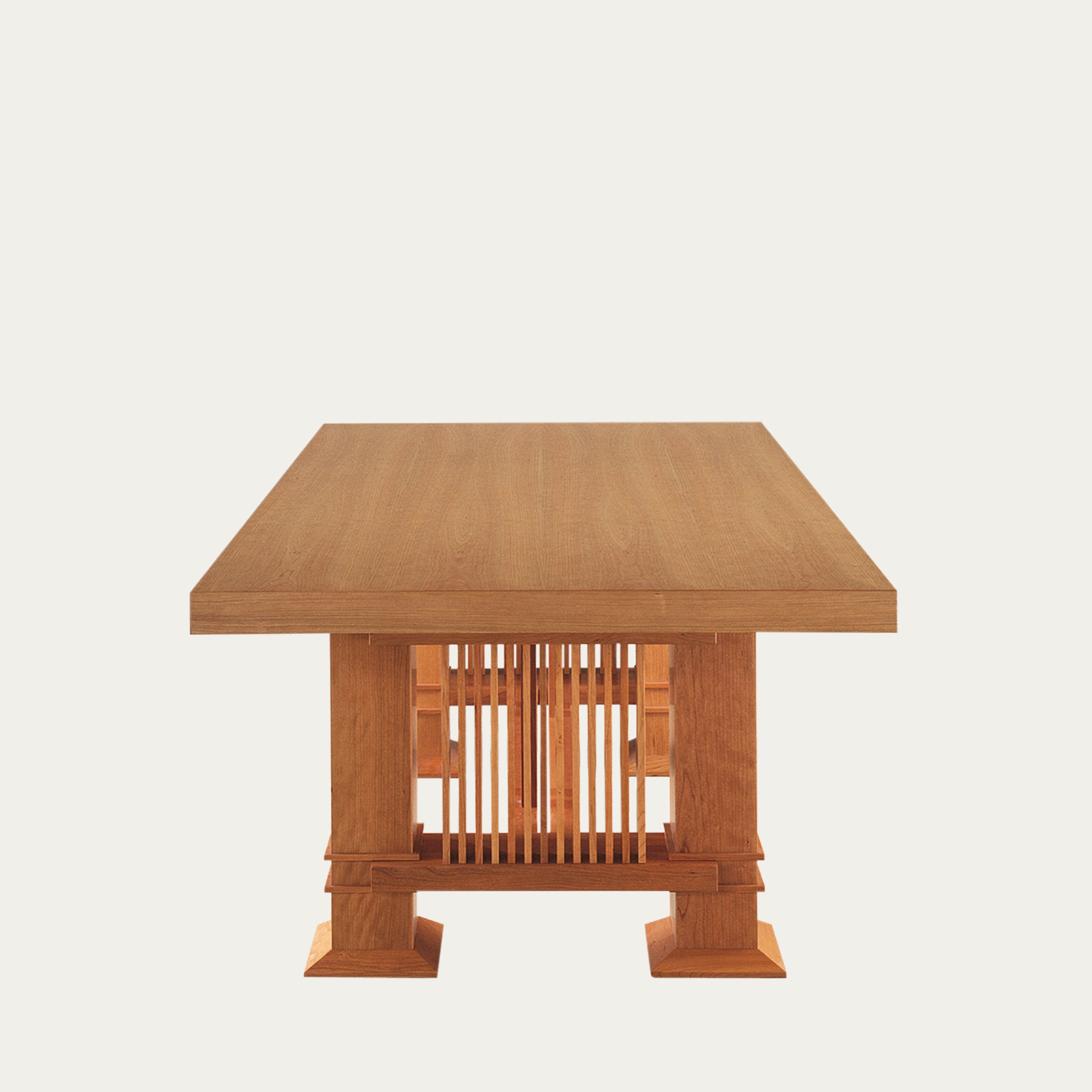 Frontale Ansicht des Allen Tisches von Frank Lloyd Wright aus hellem Holz mit charakteristischen vertikalen Lamellen unter der Tischplatte