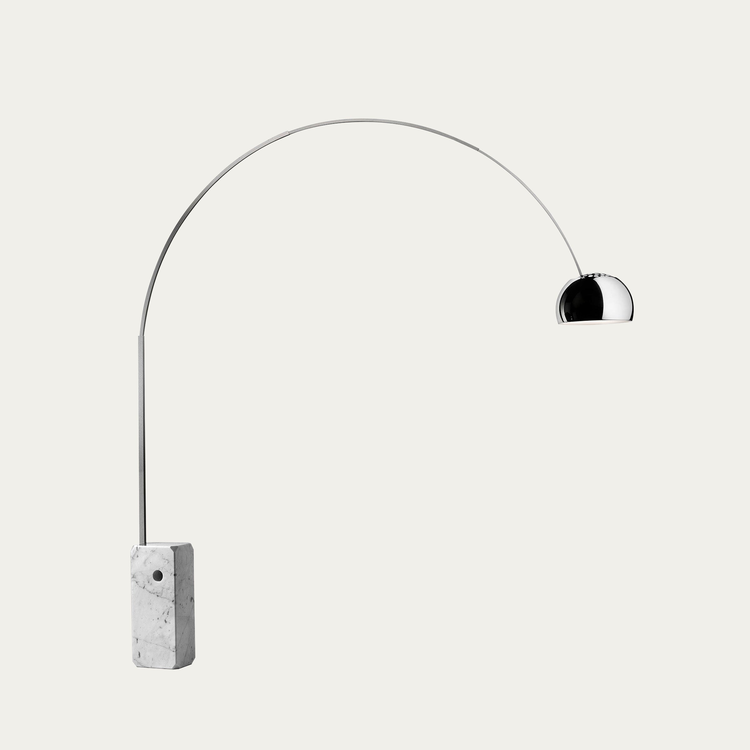 Arco Bogenlampe von Achille Castiglioni 1962 mit langem Chrombogen und weißem Marmorfuß, moderner italienischer Designklassiker