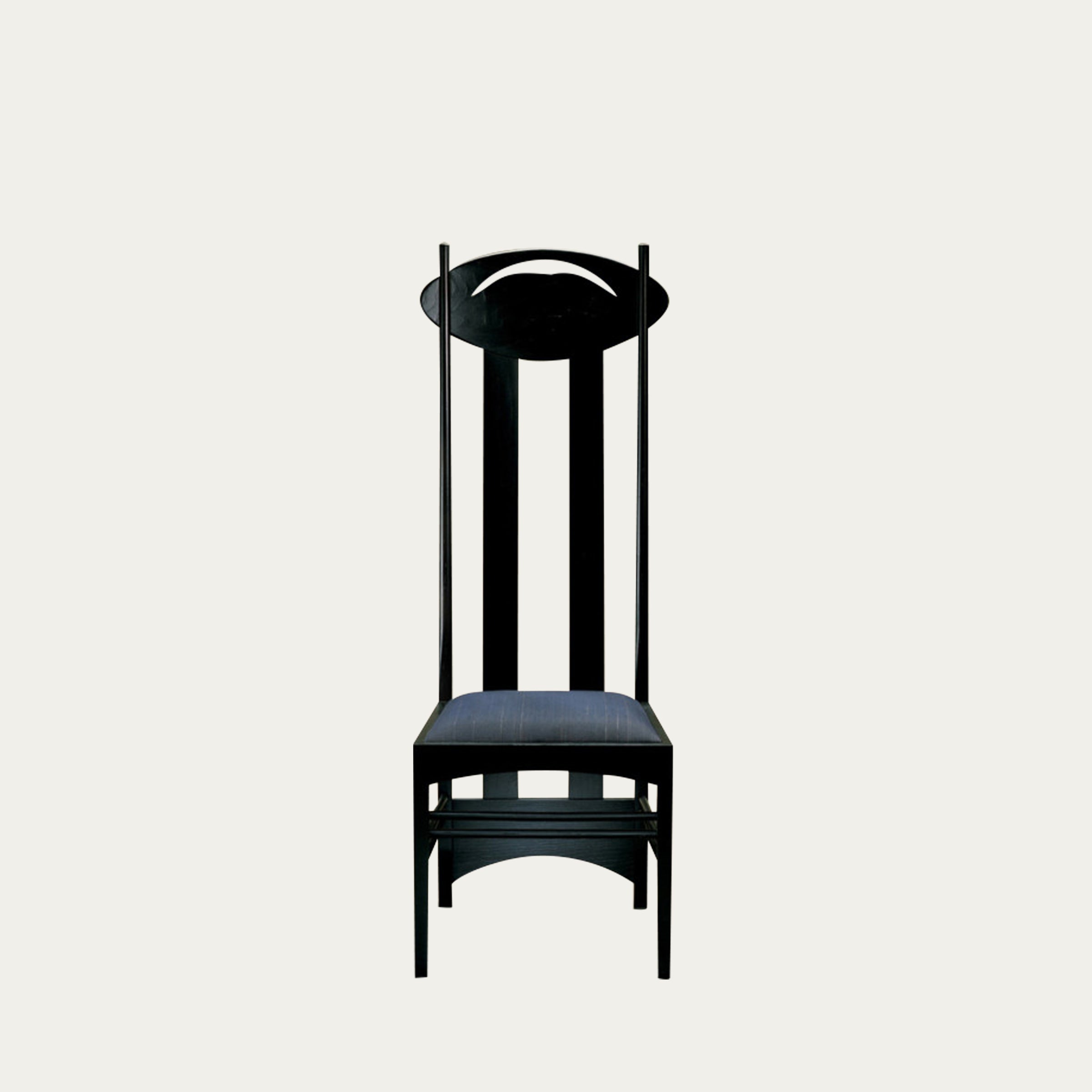 Argyle Stuhl von Charles Rennie Mackintosh 1899 in schwarzer Ausführung mit hohem Rücken und charakteristischem Rundbogen, Designklassiker der Glasgow Schoo