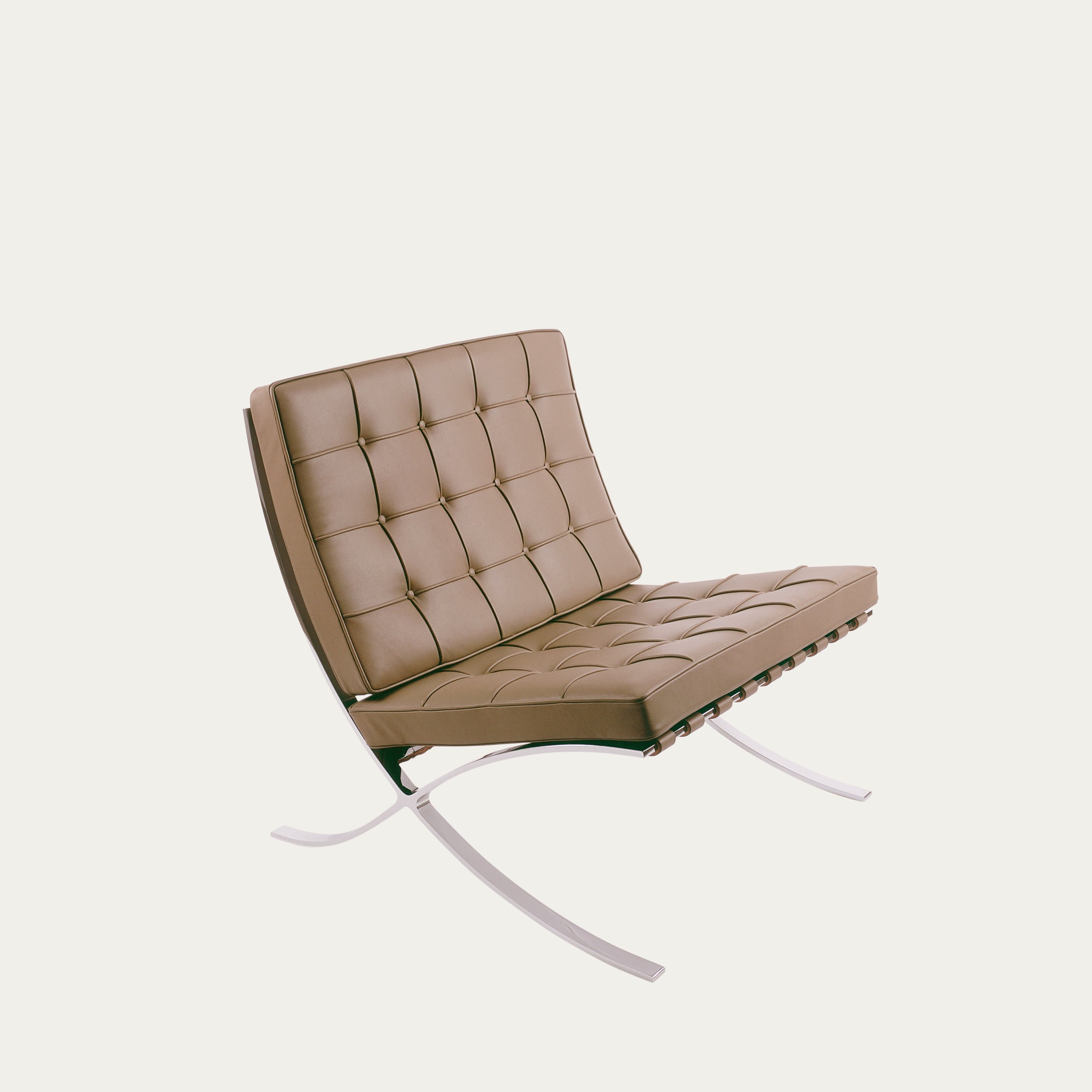 Seitenansicht des Barcelona Chairs von Mies van der Rohe, braunes Lederpolster mit Knopfsteppung und verchromtem X-Gestell