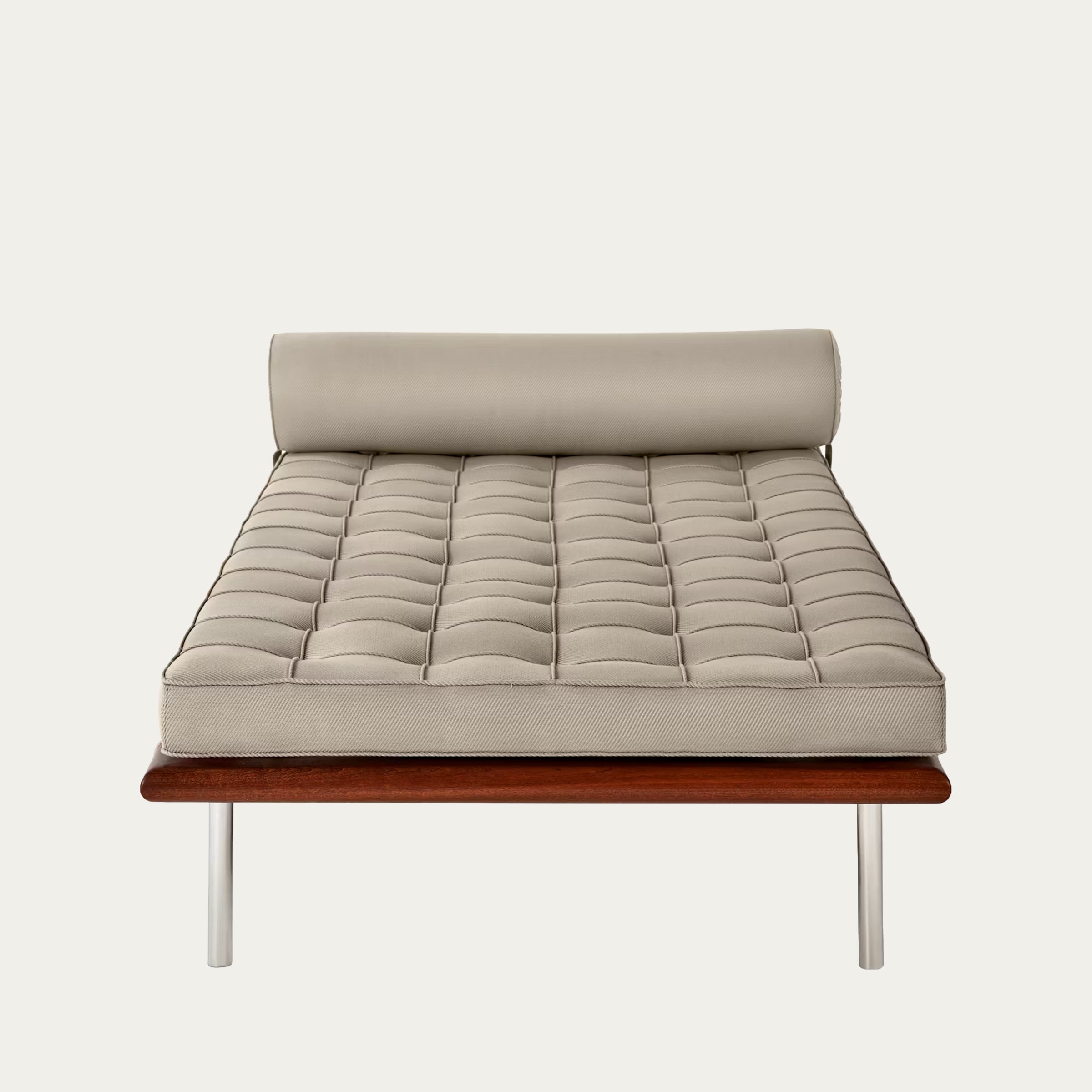 Frontale Ansicht der Barcelona Couch von Ludwig Mies van der Rohe (1930) in hellem Beige mit charakteristischer Kapitonierung und Holzrahmen