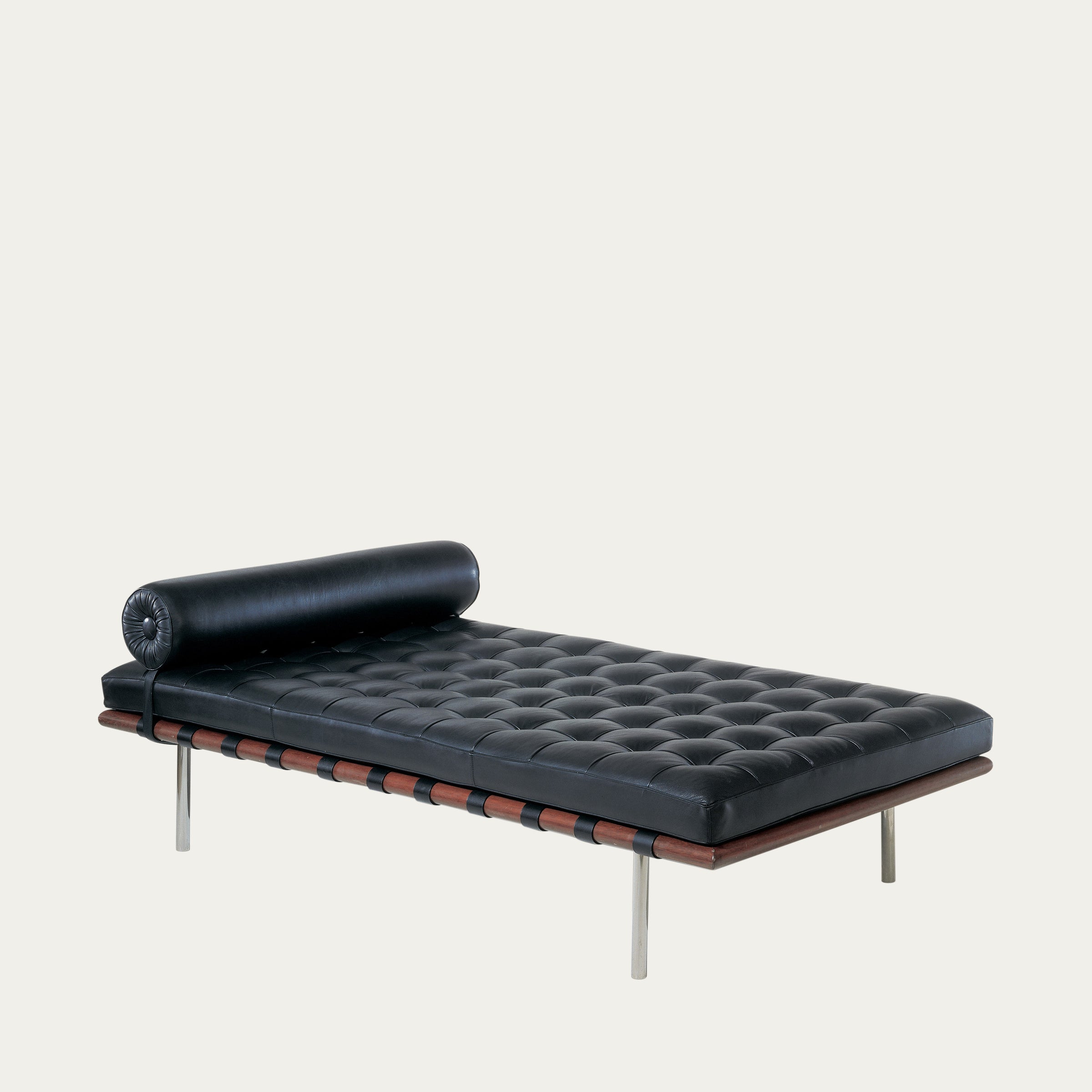 Schwarze Barcelona Couch von Ludwig Mies van der Rohe, klassische Tagesliege mit Knopfsteppung und Rollenkissen