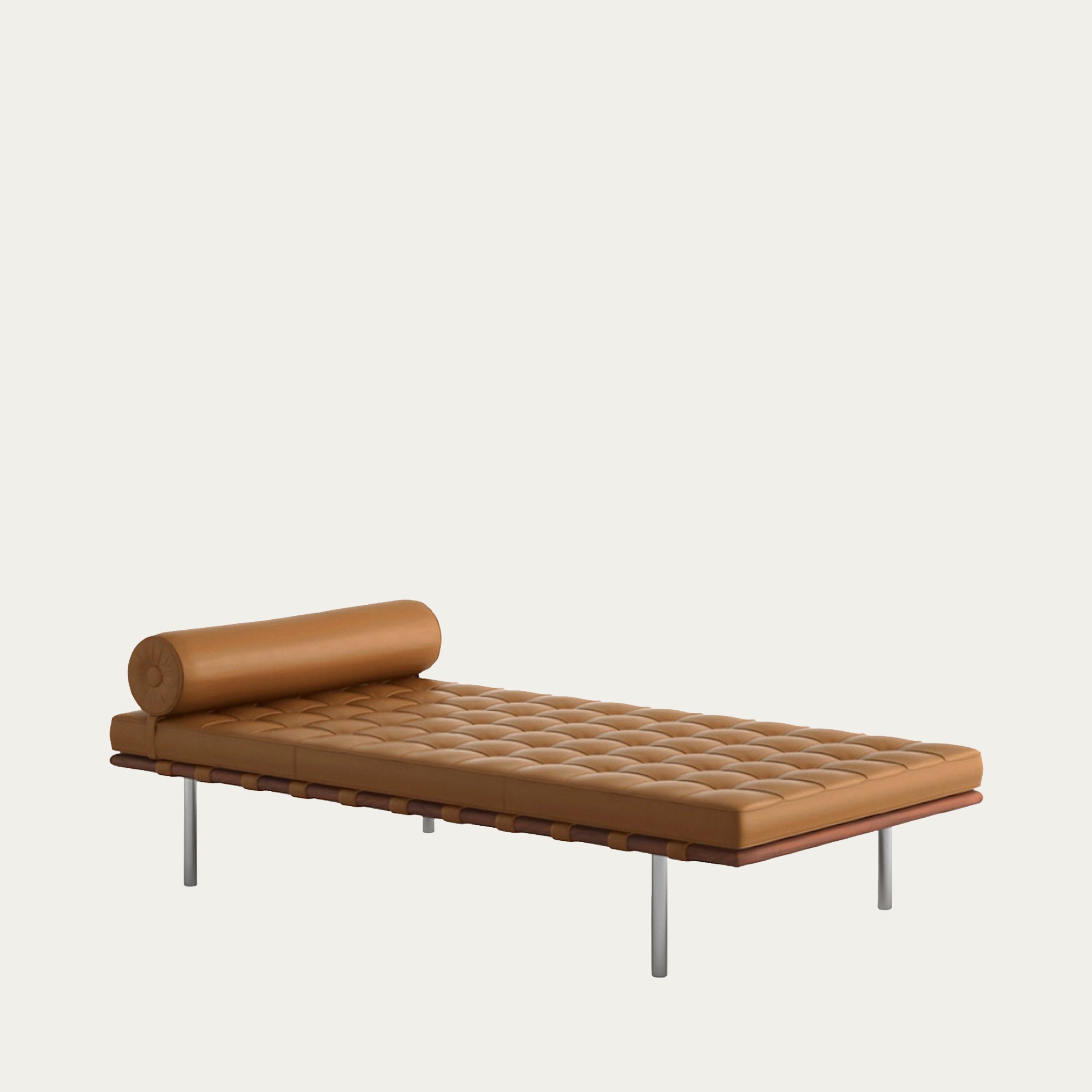 Karamellfarbene Barcelona Couch mit klassischer Knopfsteppung und passendem Lederrollenkissen