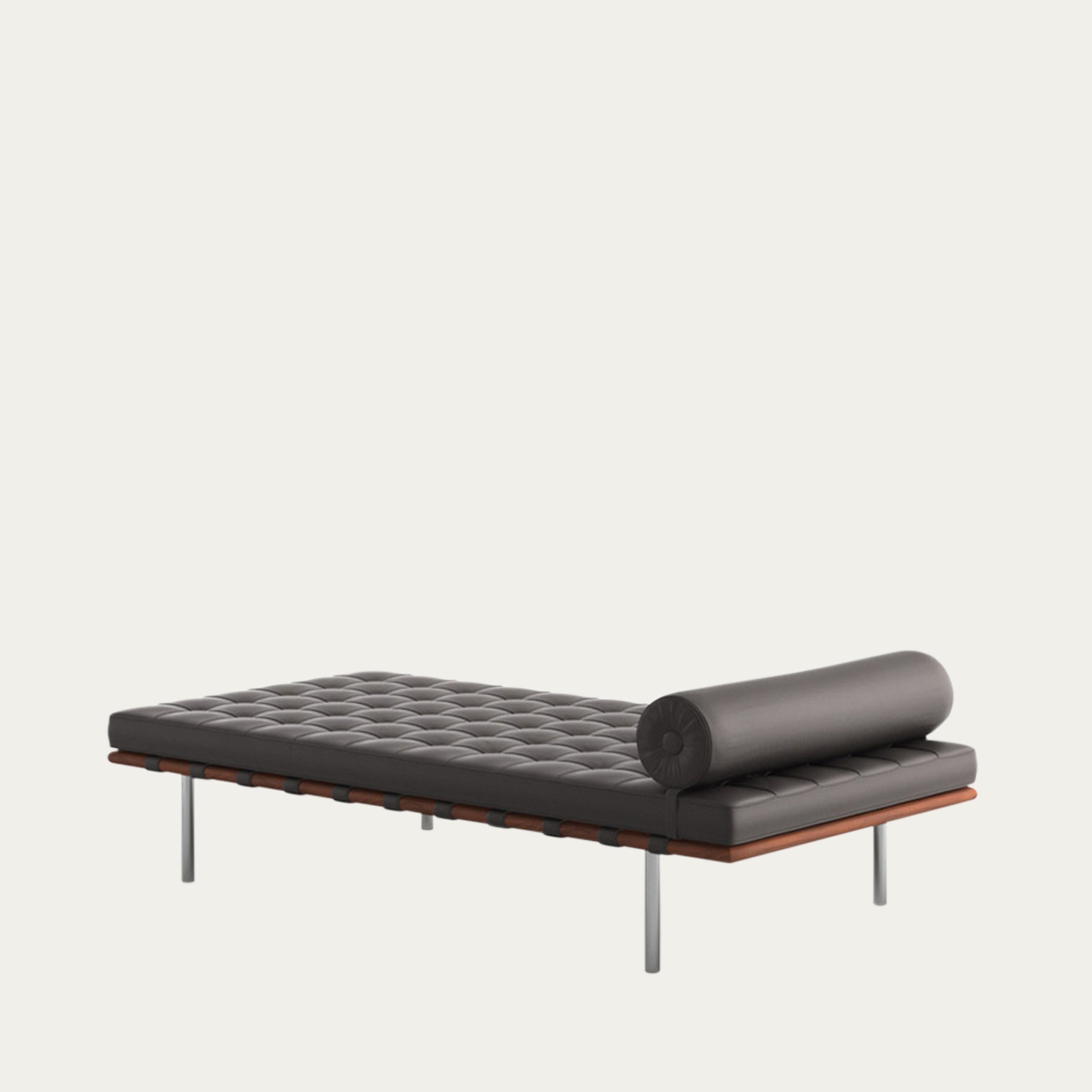 Dunkelgraue Barcelona Couch mit charakteristischer Knopfsteppung und Lederrollenkissen