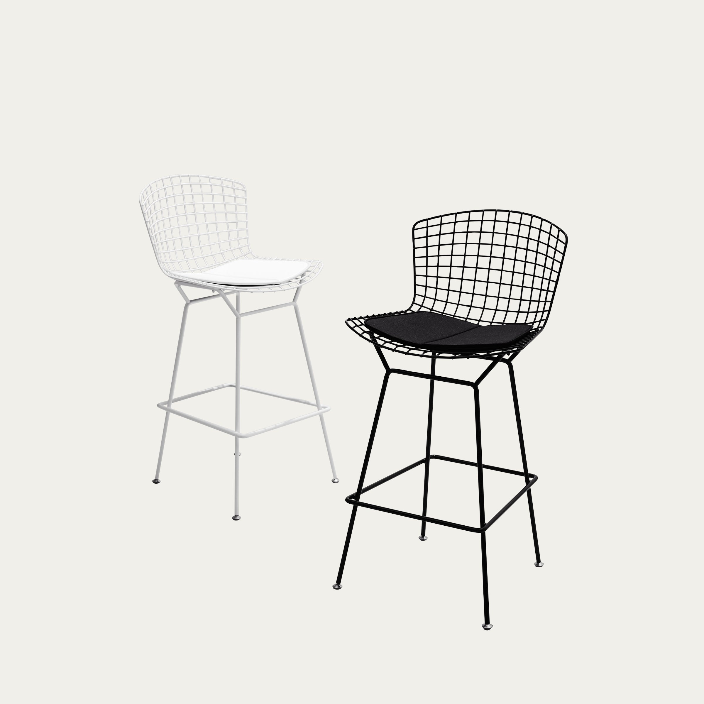 Zwei Barhocker von Harry Bertoia, einer in Schwarz, einer in Weiß, beide mit offenem Drahtgestell und Sitzkissen