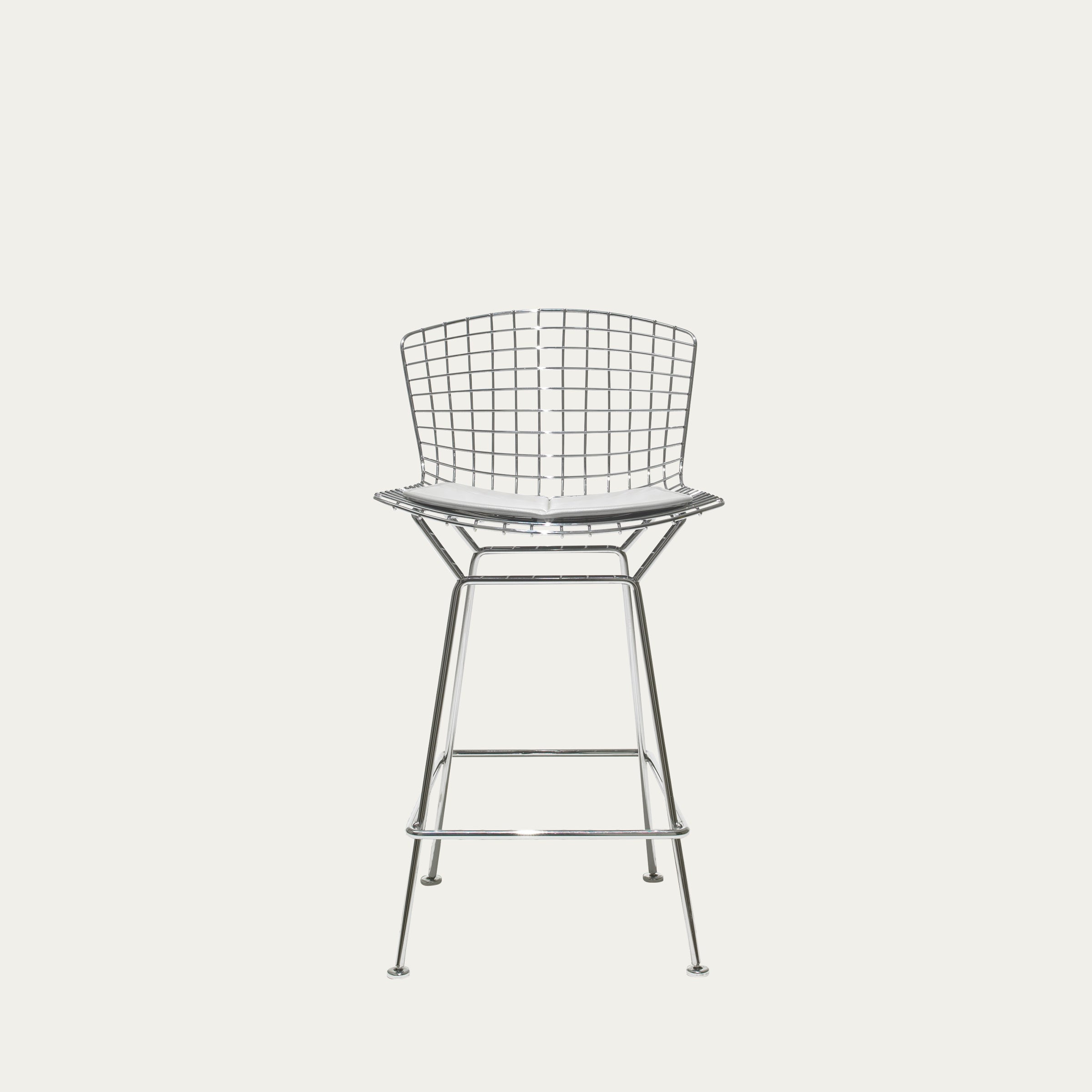 Frontansicht eines weißen Barhockers von Harry Bertoia mit offenem Drahtgestell und weißem Sitzkissen