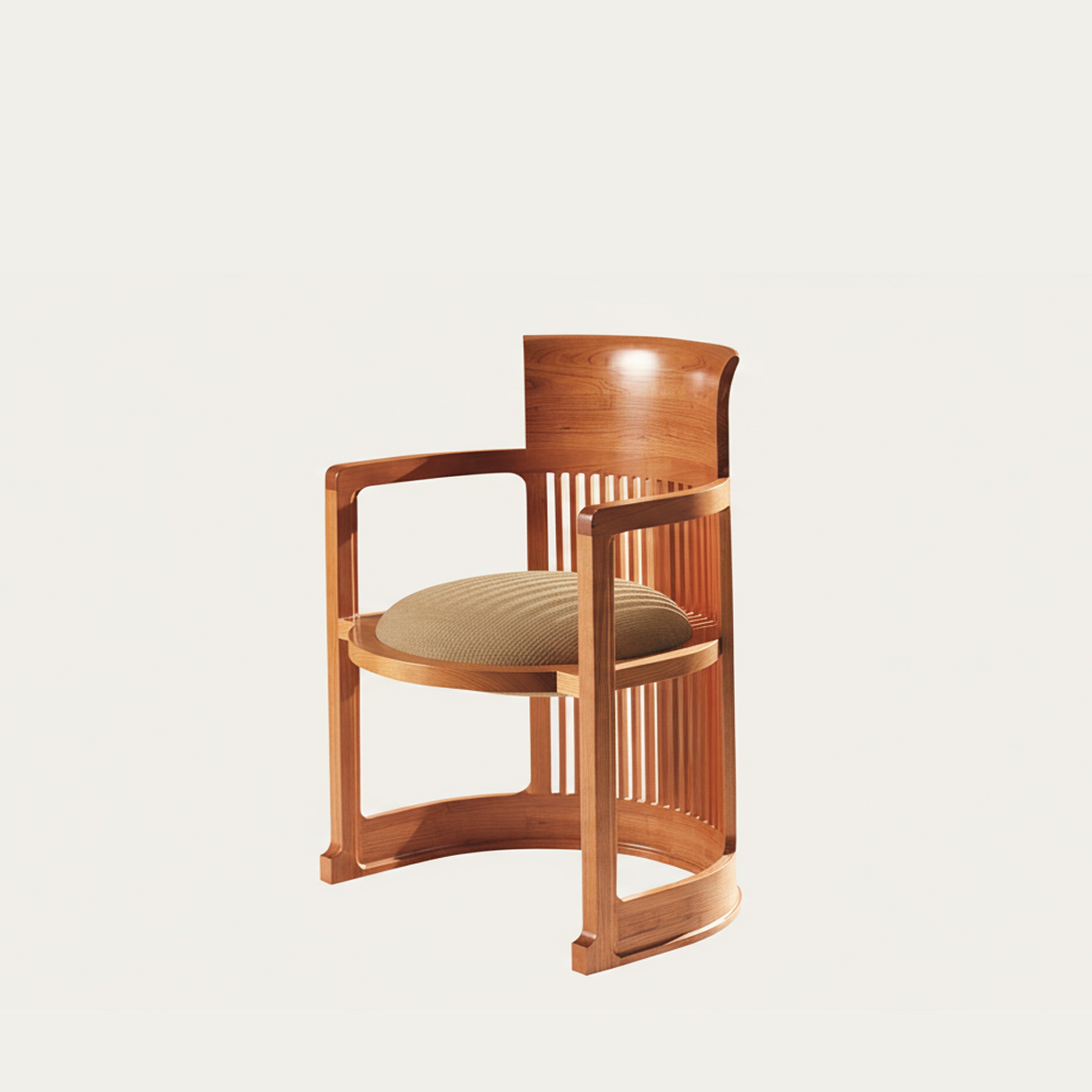 Dreiviertelansicht des Barrel Chairs von Frank Lloyd Wright in Kirschholzoptik mit rundem beigem Polstersitz