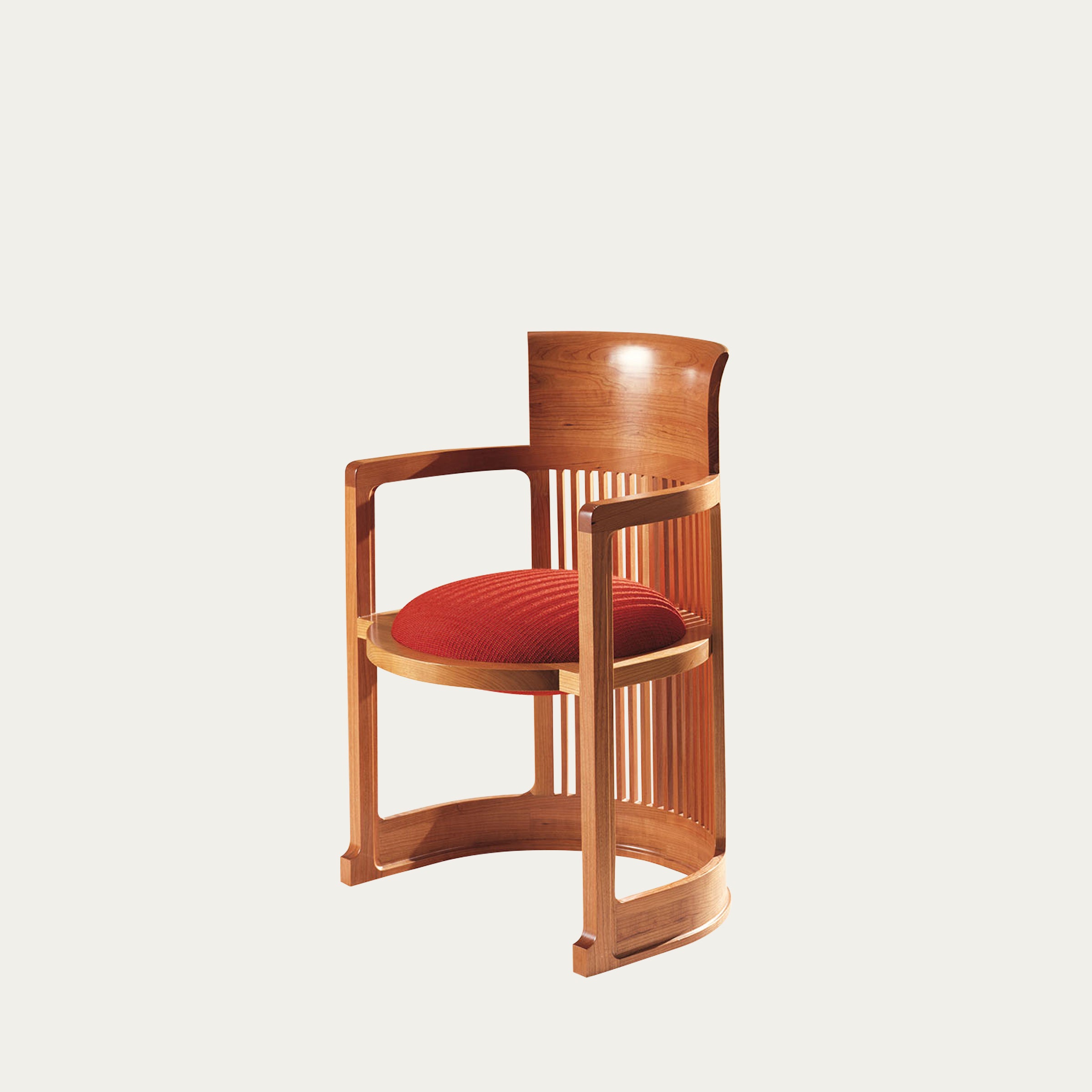 Dreiviertelansicht des Barrel Chairs von Frank Lloyd Wright aus kirschfarbenem Holz mit rotem Polstersitz