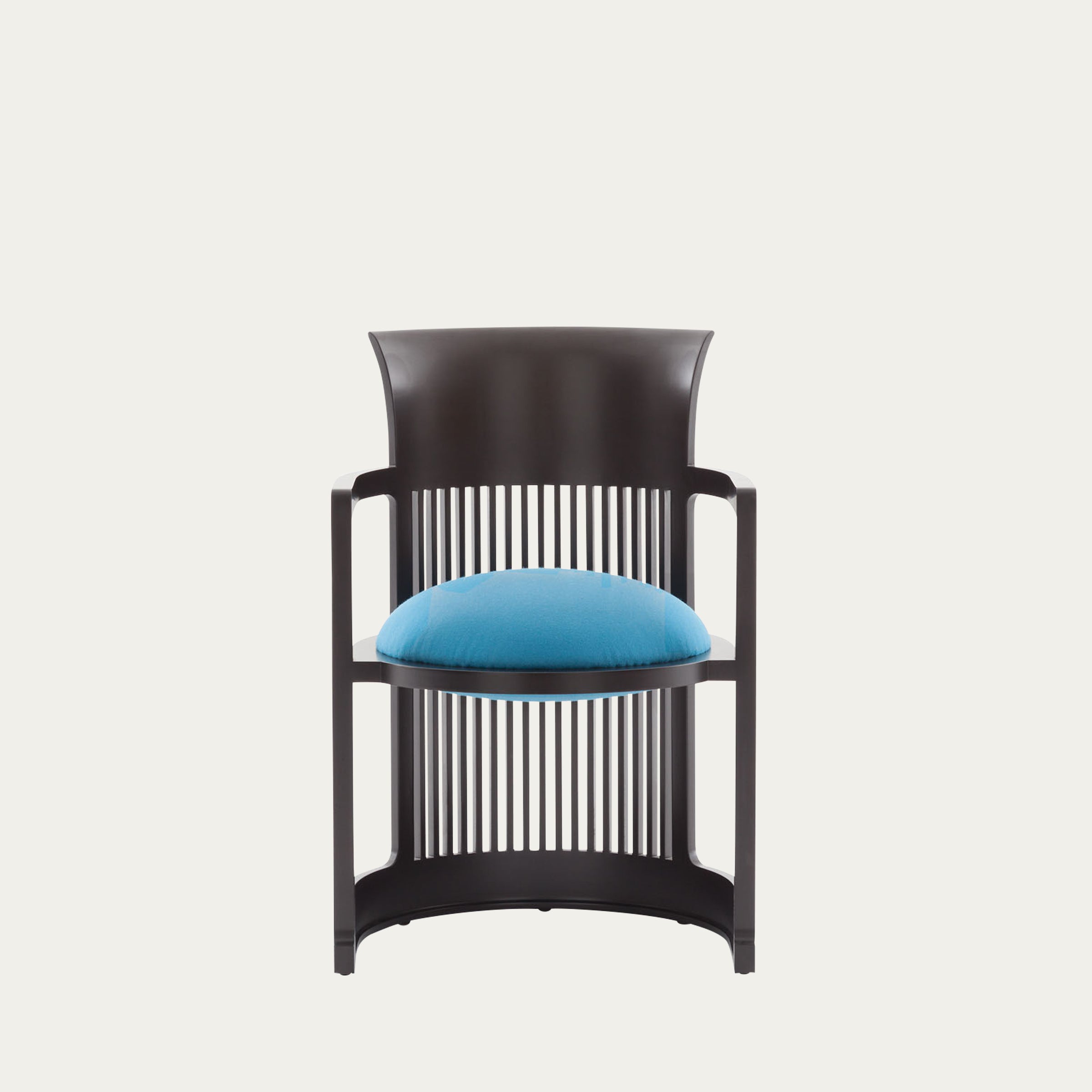 Frontansicht des Barrel Chairs von Frank Lloyd Wright in dunklem Holz mit blauem rundem Sitzkissen