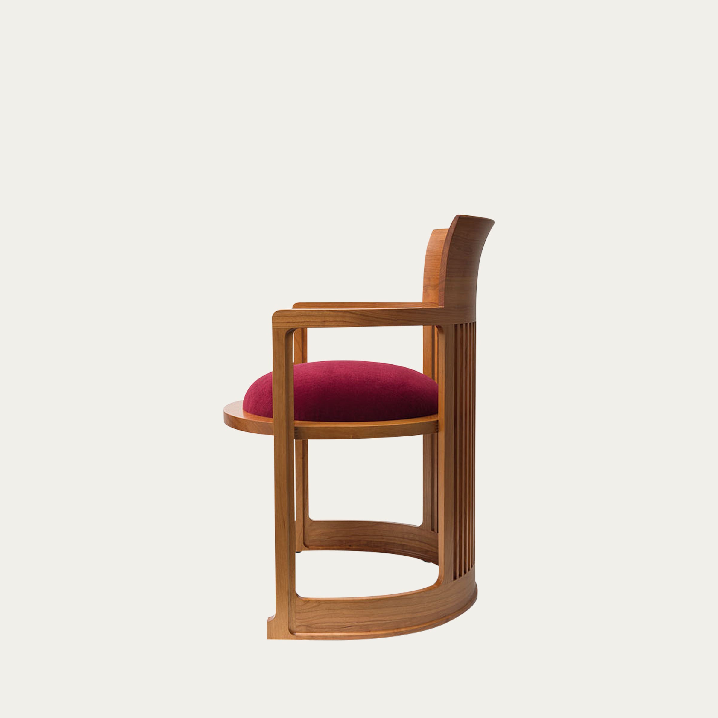 Seitenansicht des Barrel Chairs von Frank Lloyd Wright aus Holz mit rundem roten Sitzkissen