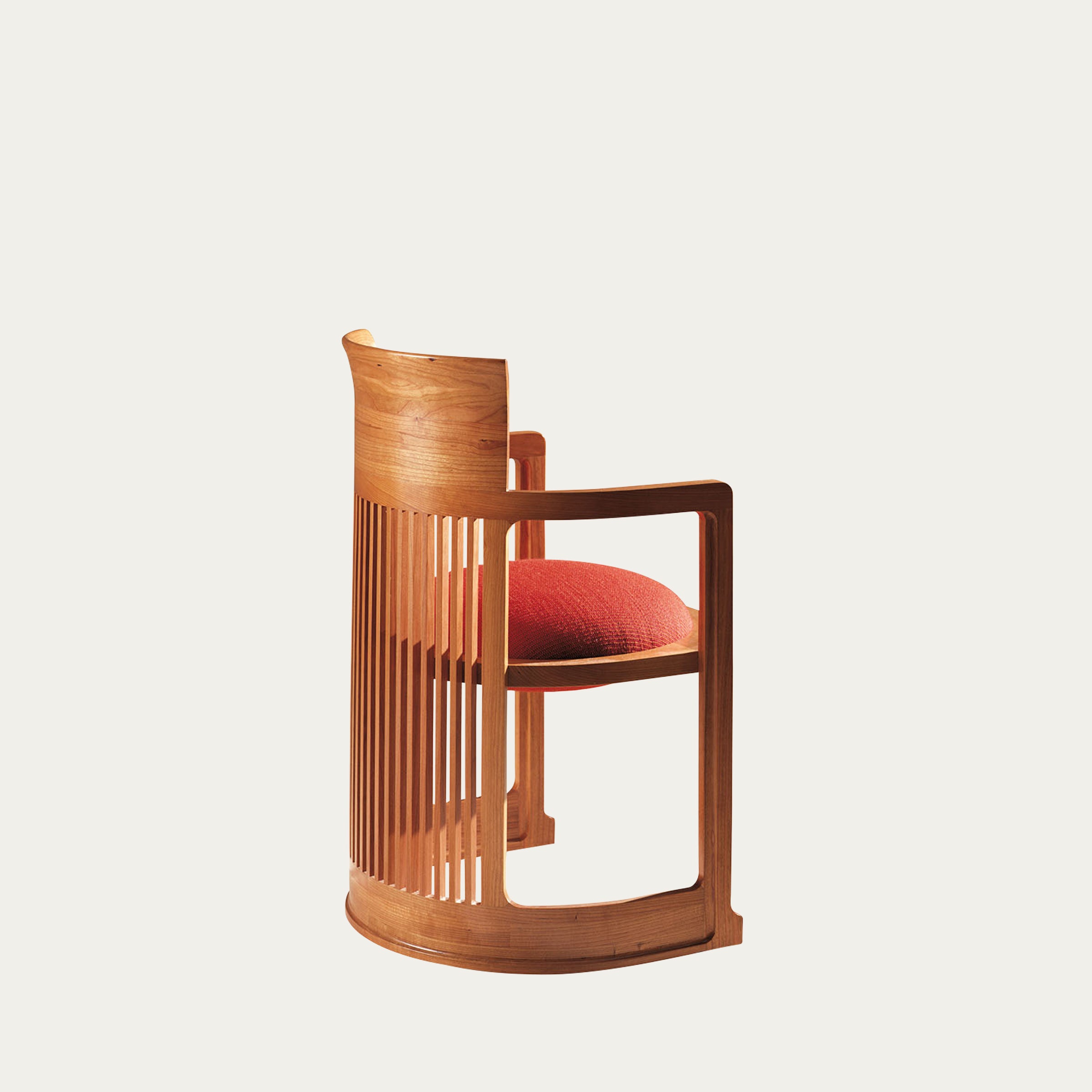 Seitliche Rückansicht des Barrel Chairs von Frank Lloyd Wright aus Holz mit rotem rundem Sitzkissen