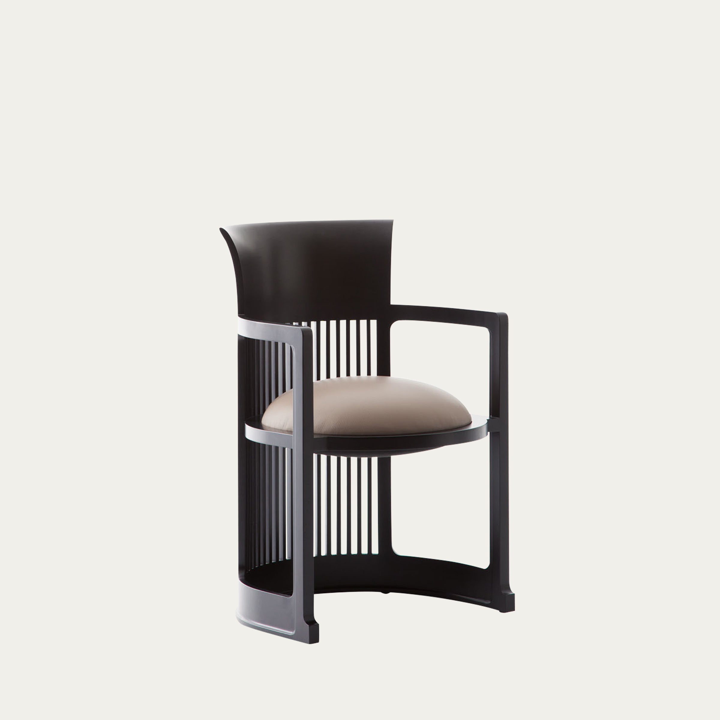 Seitenansicht des Barrel Chairs von Frank Lloyd Wright aus dunklem Holz mit rundem beigem Sitzkissen