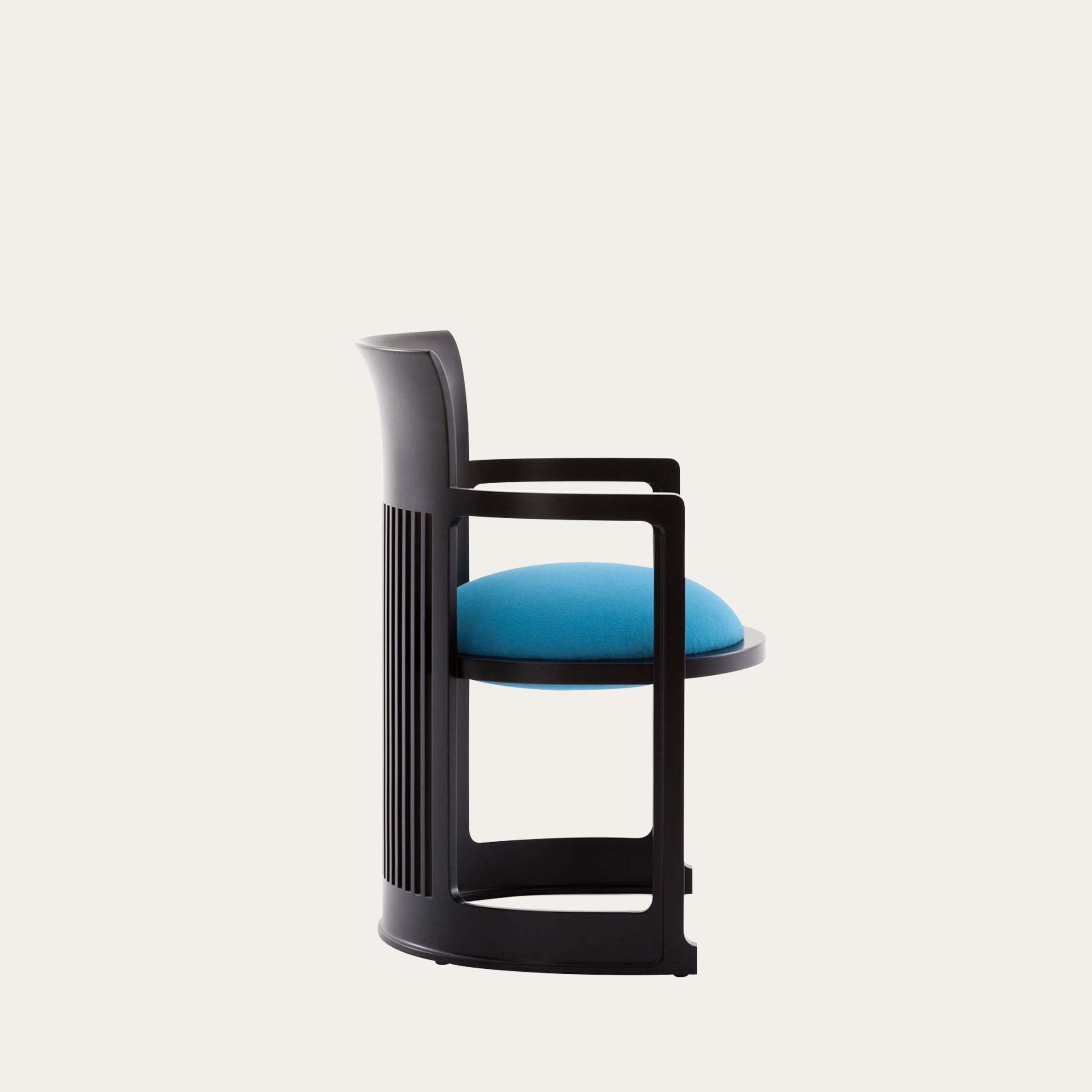 Seitenansicht des Barrel Chairs von Frank Lloyd Wright aus dunklem Holz mit blauem rundem Sitzkissen