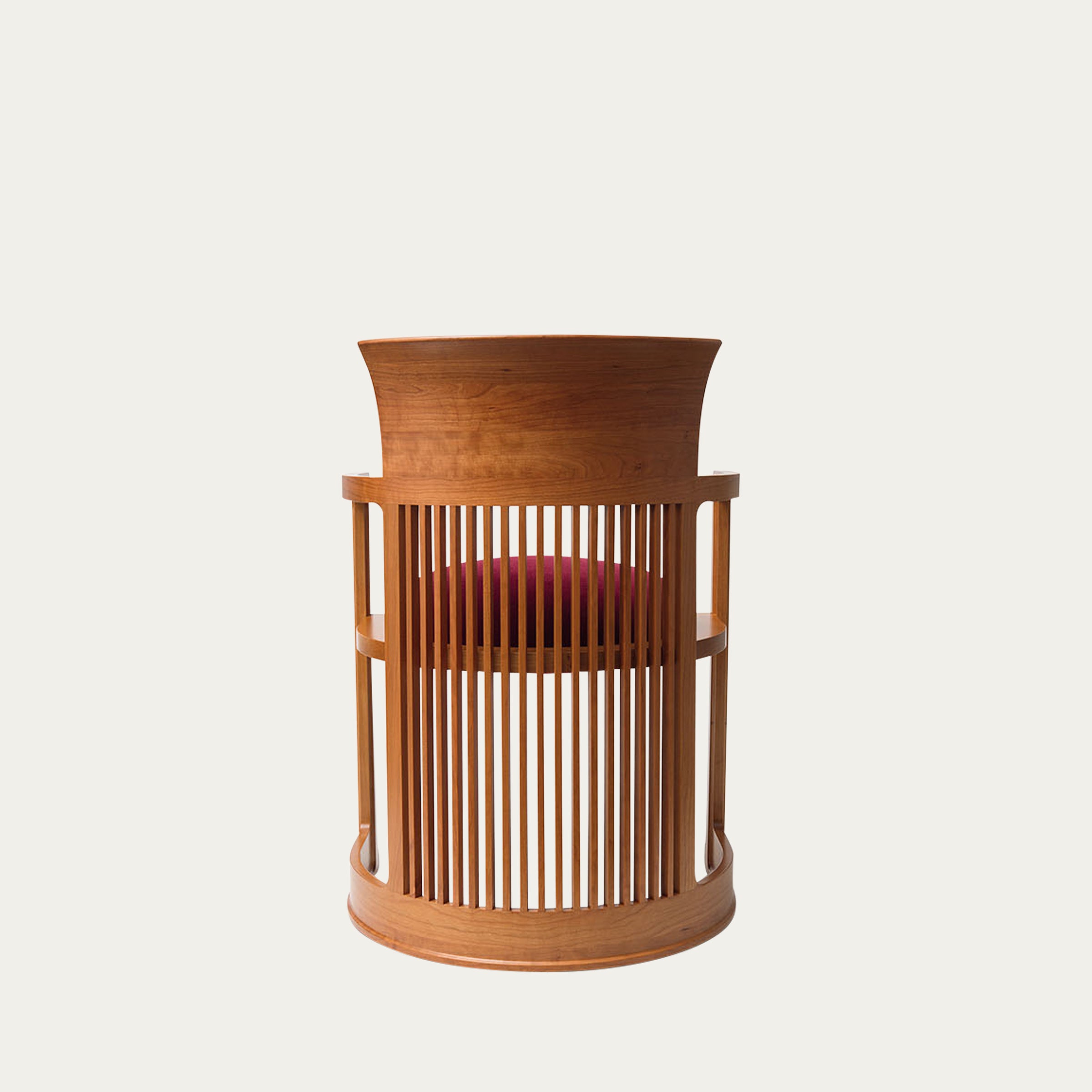 Rückansicht des Barrel Chairs von Frank Lloyd Wright, Holzstruktur mit vertikalen Lamellen und rotem Sitzkissen