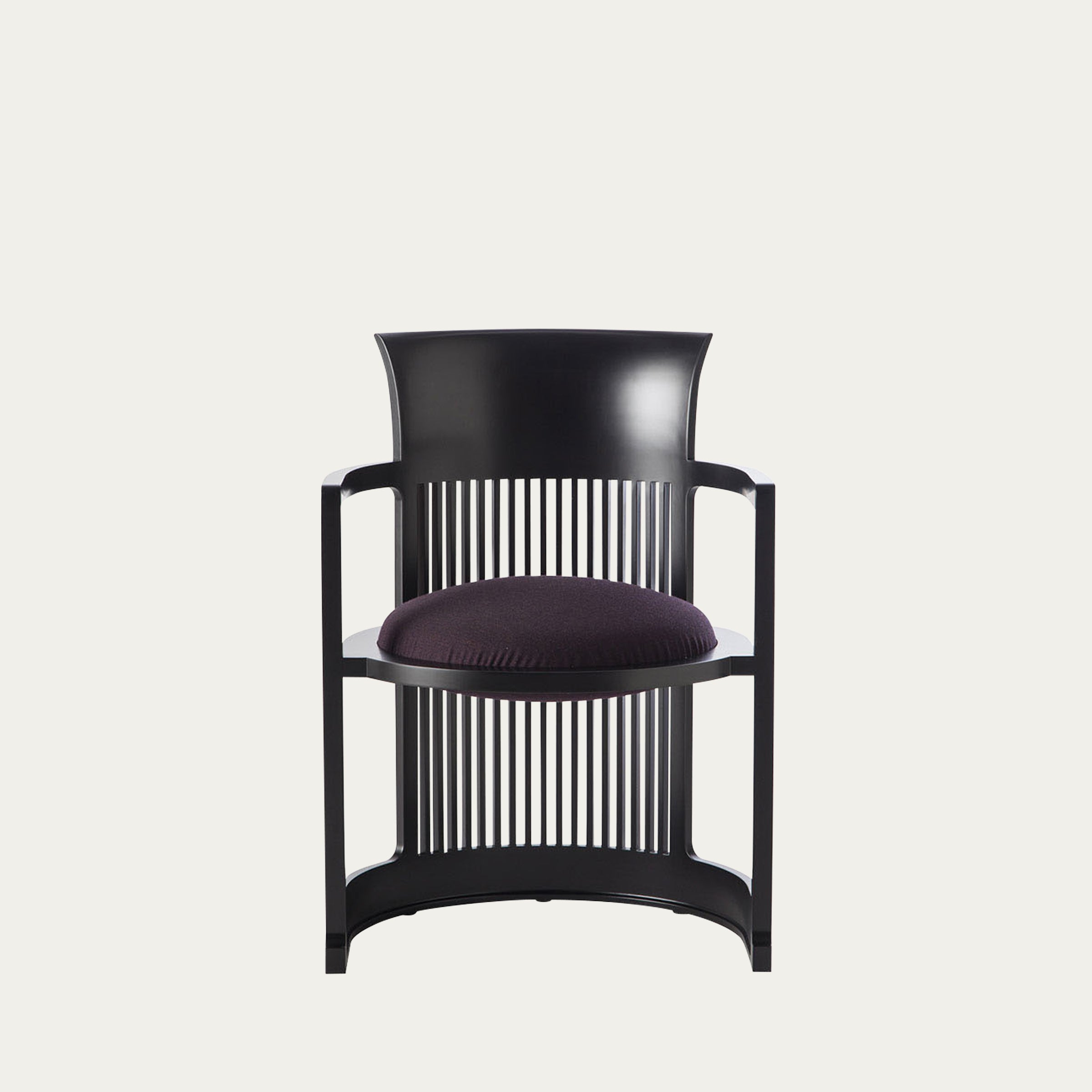 Frontansicht des Barrel Chairs von Frank Lloyd Wright in schwarzem Holz mit rundem violettem Sitzkissen