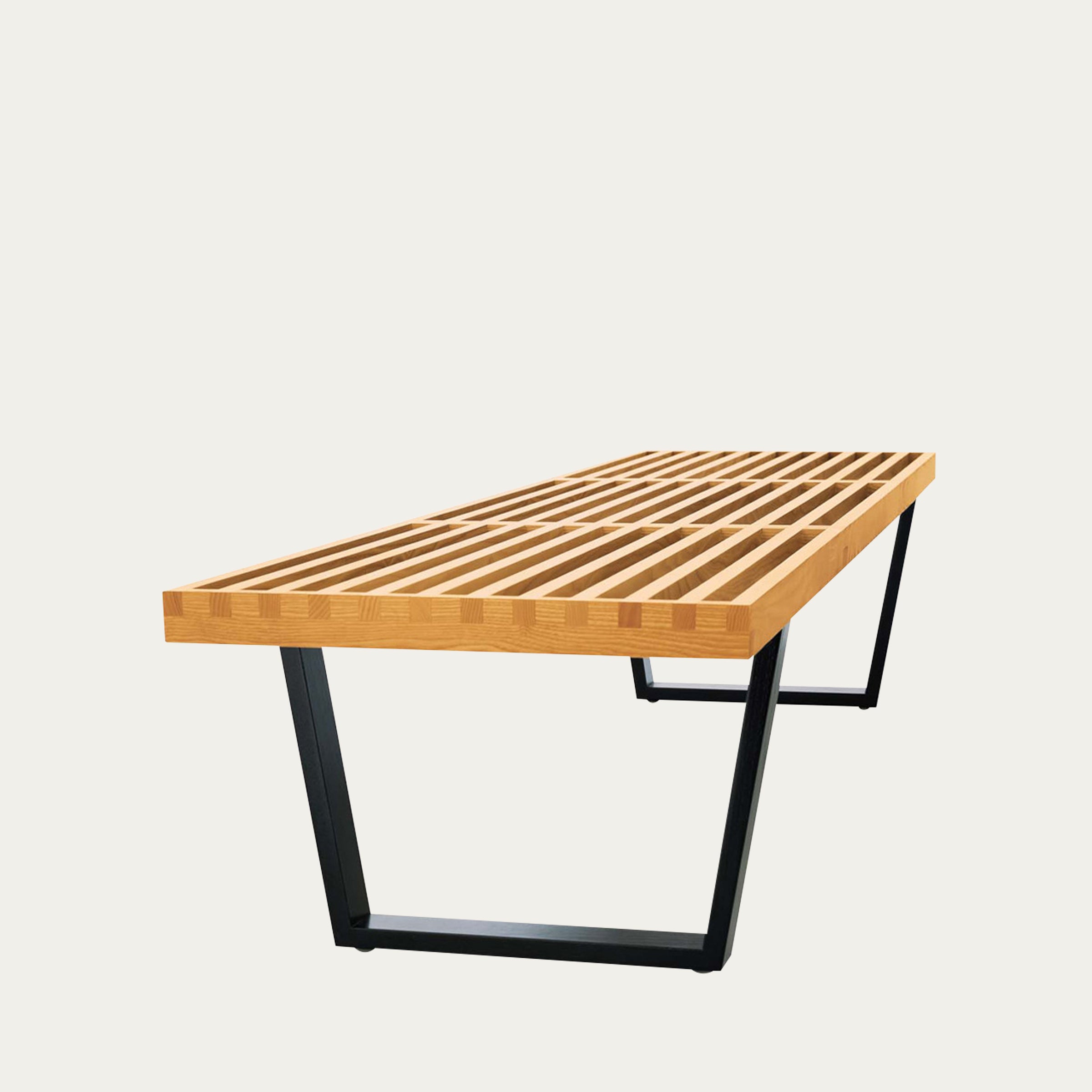 Sitzbank von George Nelson 1946 aus warmem Holzton, Lattenkonstruktion und schwarze Kufenbeine