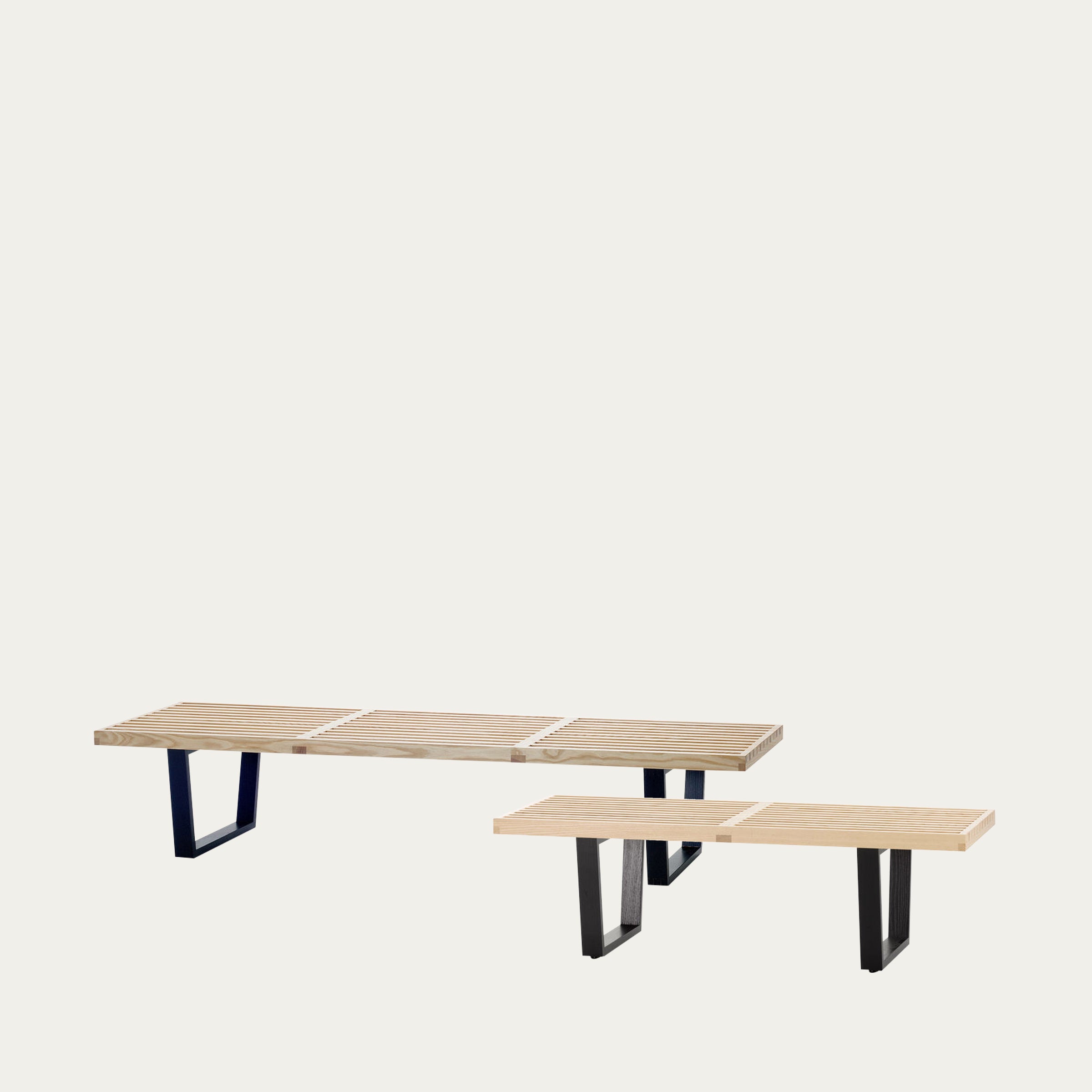 Zwei Größen der Bench Sitzbank von George Nelson 1946, helle Holzlatten mit schwarzen Kufen