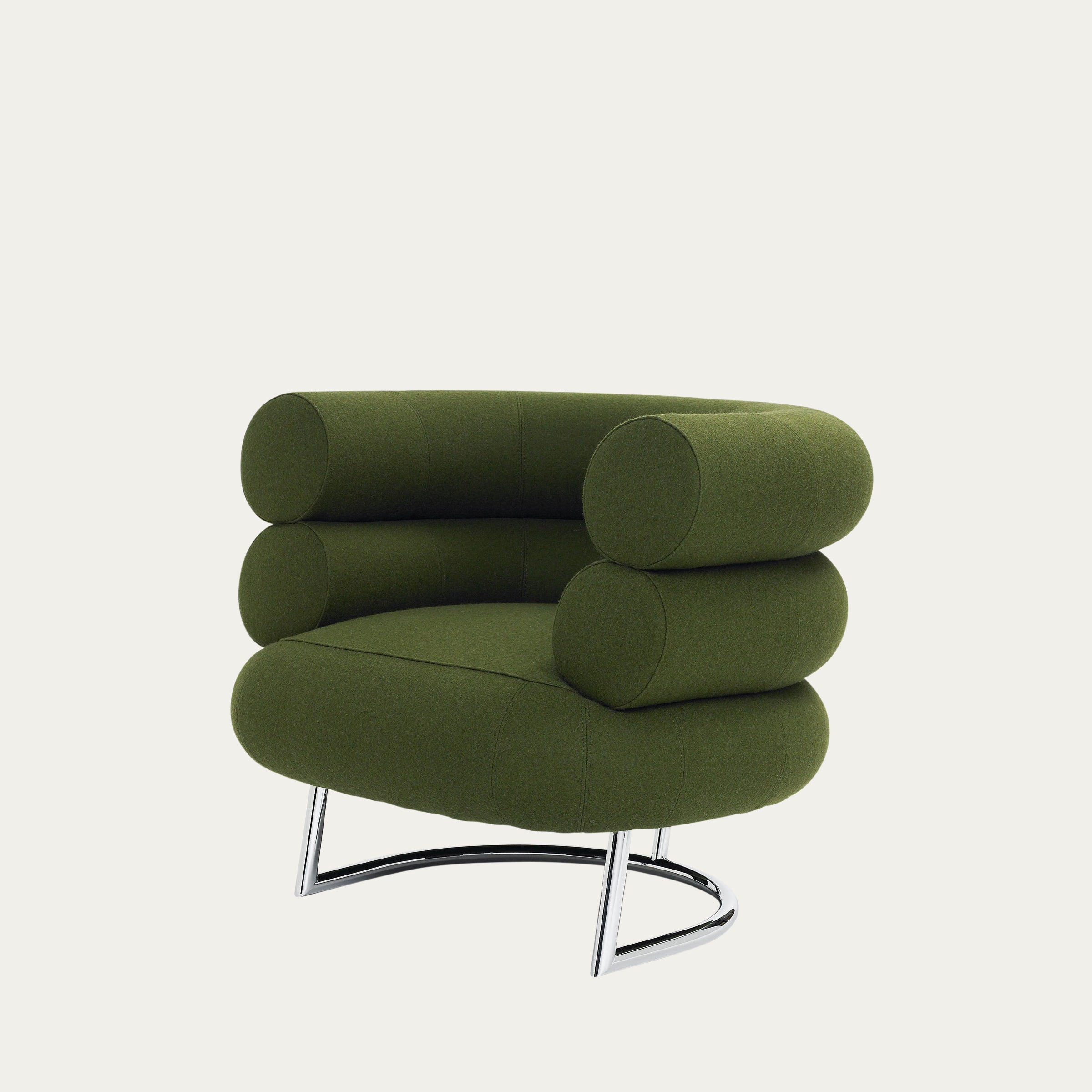 Schrägansicht des Bibendum Sessels von Eileen Gray 1926, grüner Stoffbezug und skulpturale Polsterung