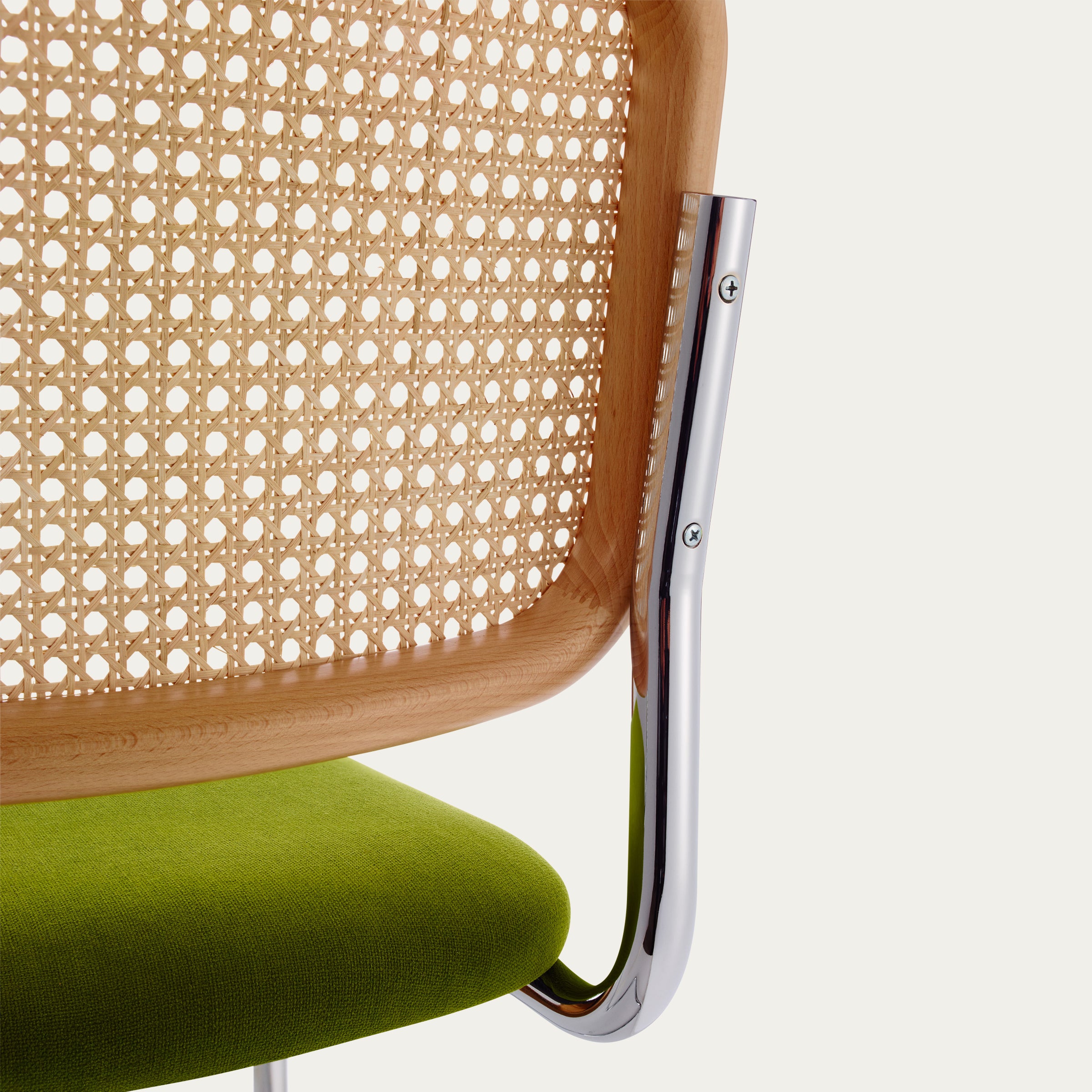 Nahaufnahme des Cesca Stuhls von Marcel Breuer mit Wiener Geflecht und grünem Polstersitz