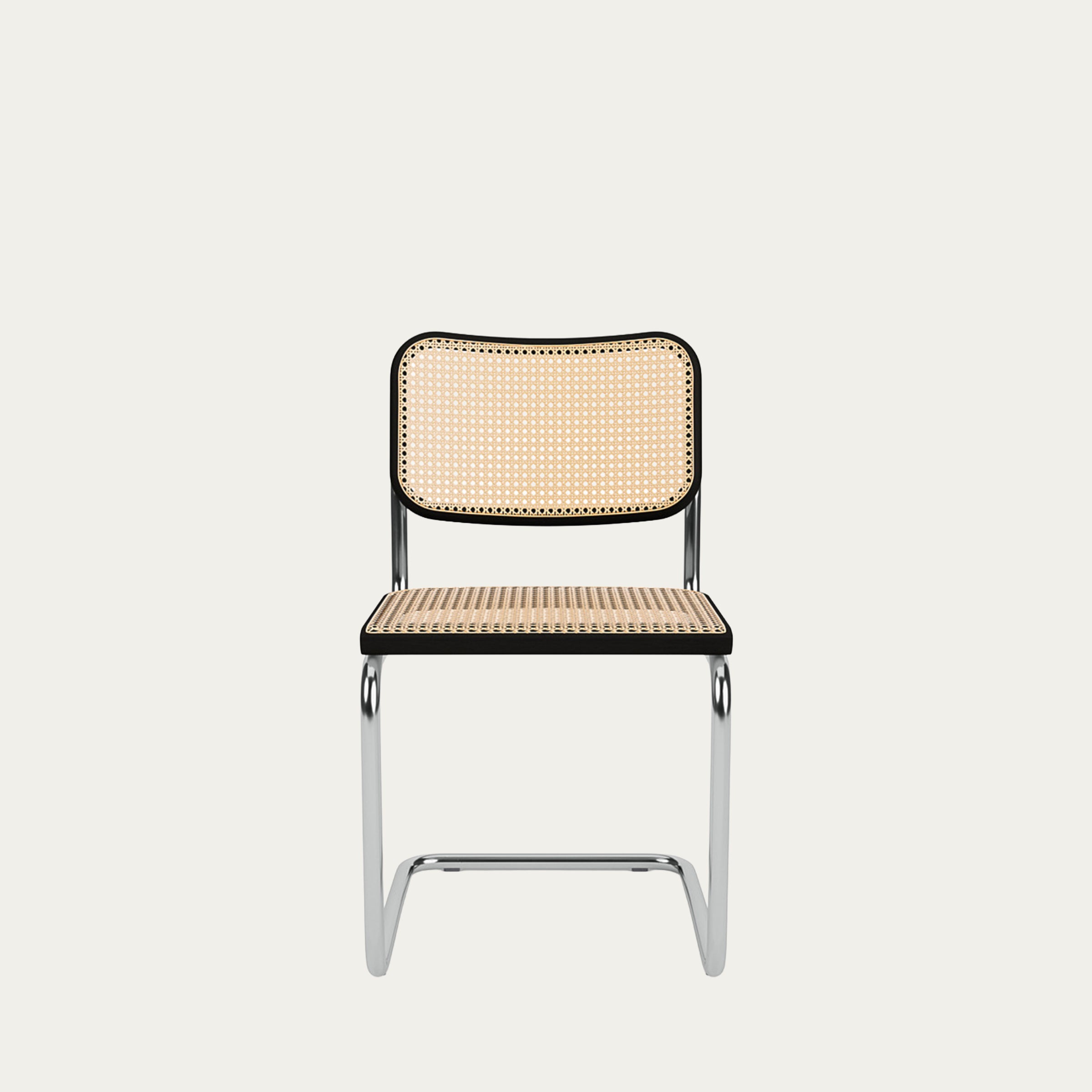 Frontansicht des Cesca Stuhls mit schwarzem Rahmen, Wiener Geflecht und verchromtem Freischwingerrohr