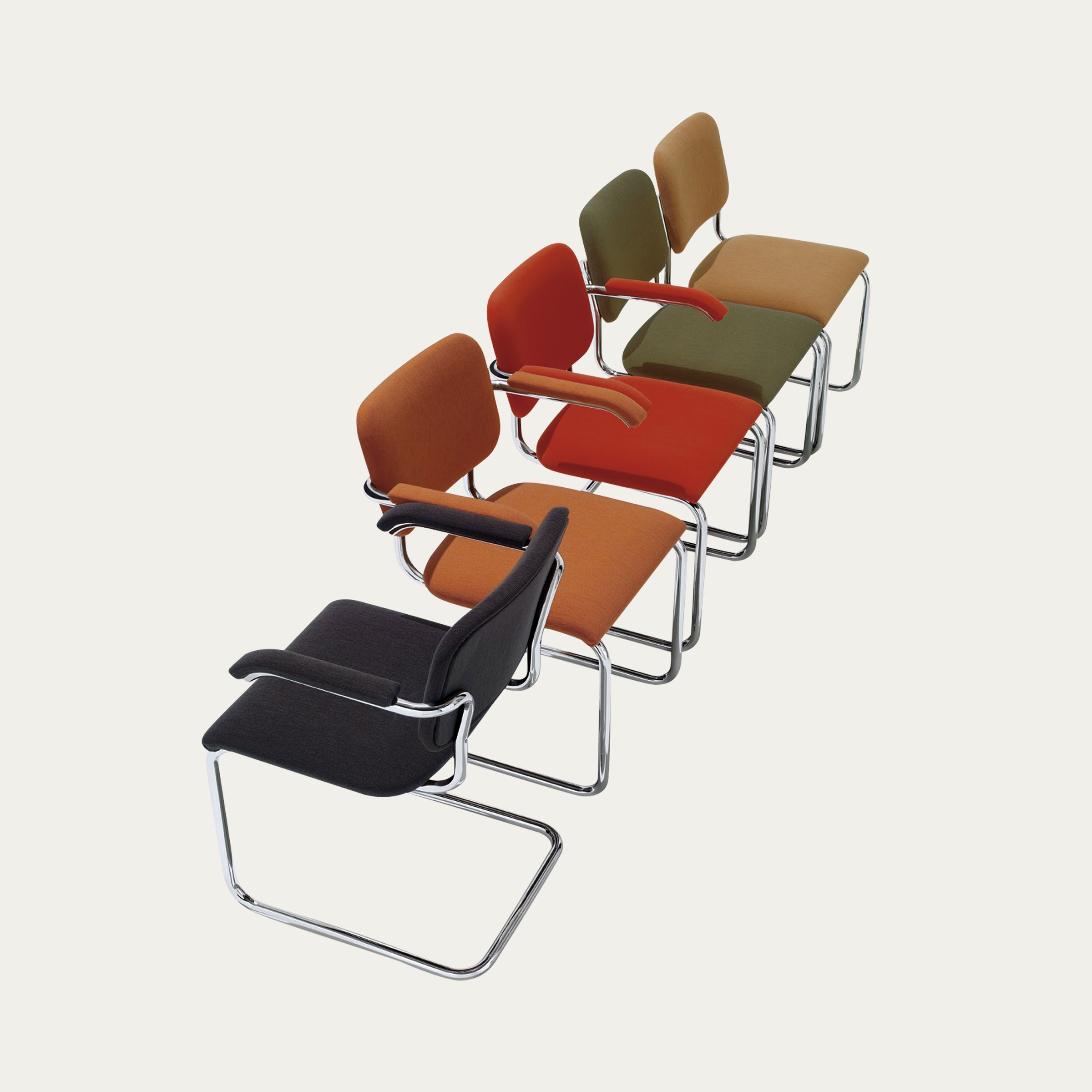 Reihe gepolsterter Cesca Stühle in verschiedenen Farben auf verchromtem Freischwingergestell