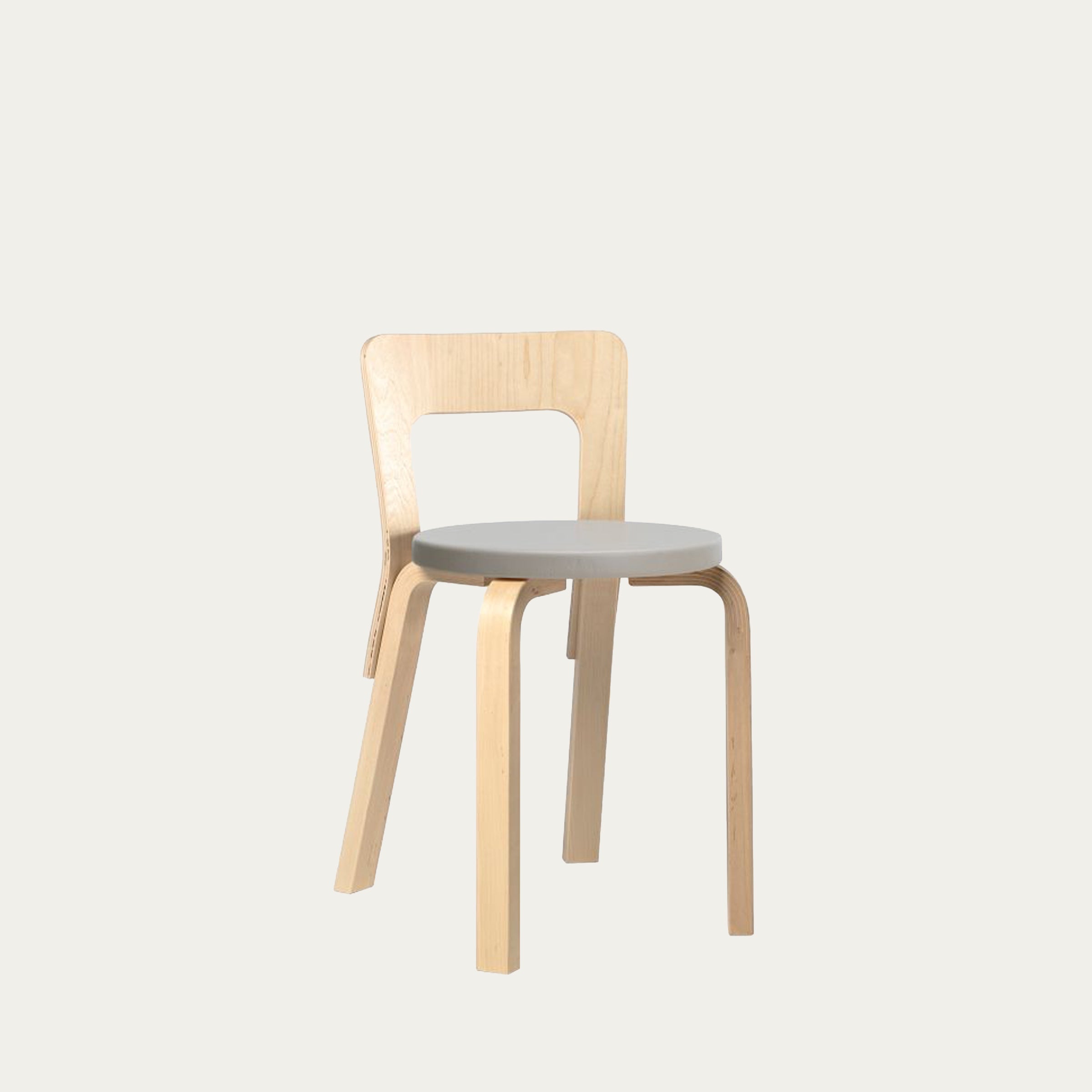 Chair 65 von Alvar Aalto mit grauer Sitzfläche und hellem Holzgestell im minimalistischen skandinavischen Stil