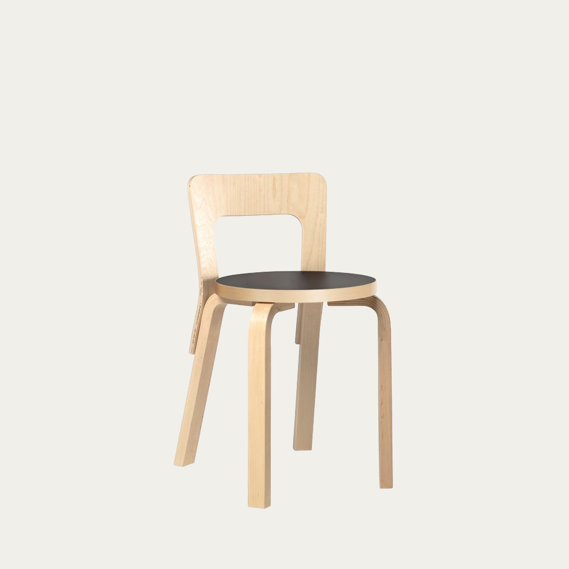 Chair 65 von Alvar Aalto 1935 mit schwarzer runder Sitzfläche und charakteristisch gebogenen Beinen