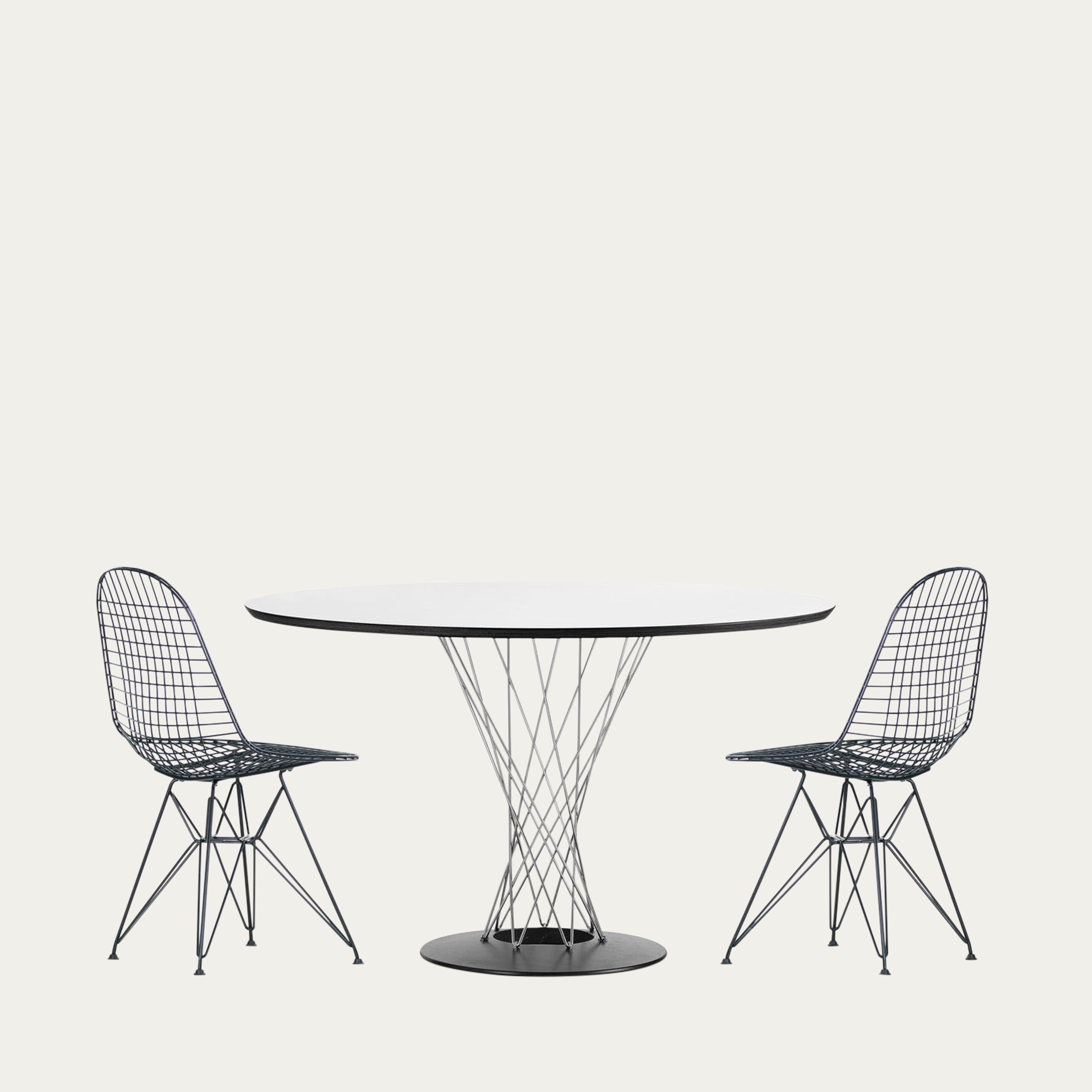 Runder Cyclone Tisch von Isamu Noguchi mit weißer Tischplatte und skulpturalem Drahtfuß, gezeigt mit zwei passenden Drahtstühlen