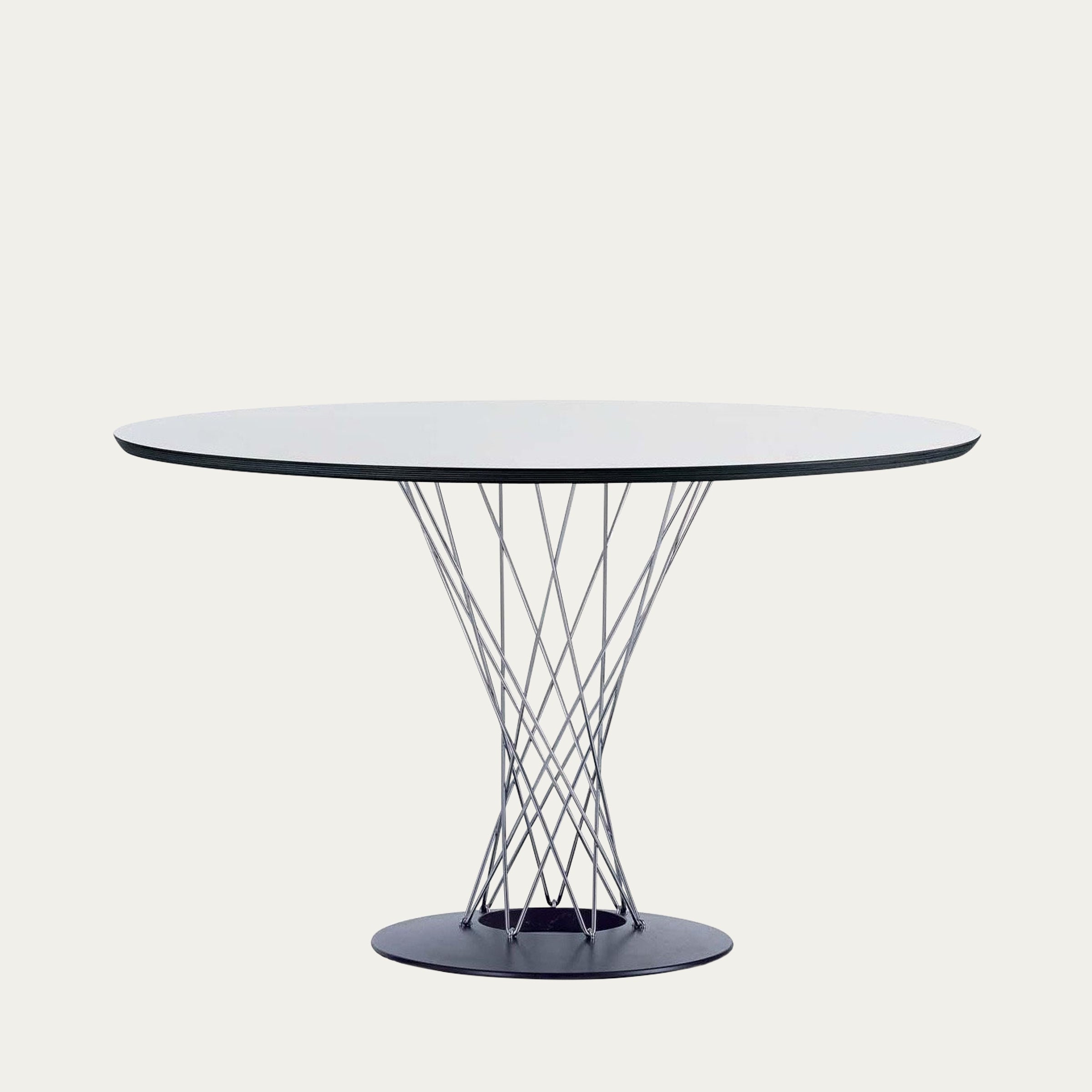 Seitenansicht des Cyclone Tisches von Isamu Noguchi mit großer weißer runder Tischplatte und ikonischem verdrehtem Drahtuntergestell