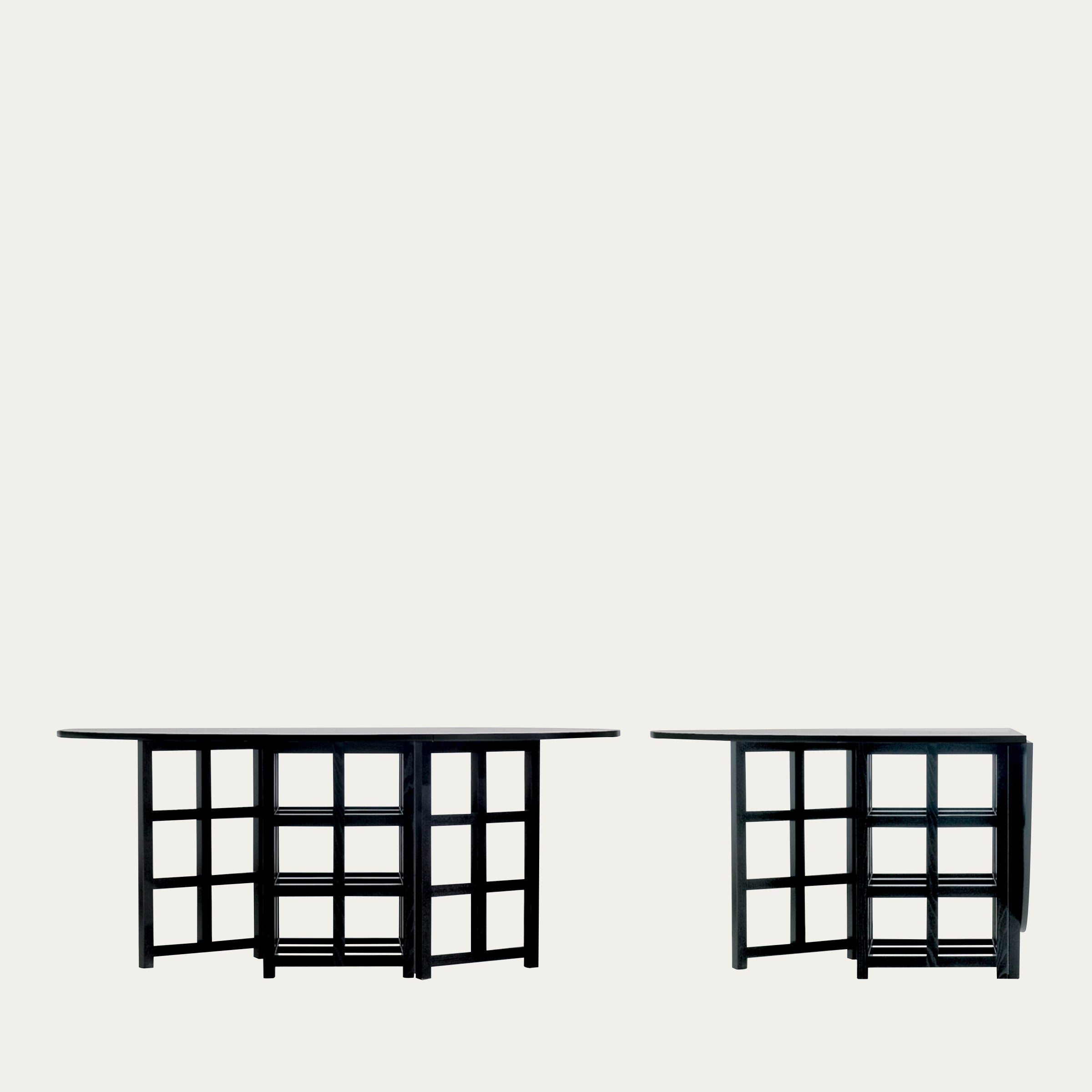 D.S.1 Klapptisch von Charles Rennie Mackintosh 1918 in schwarzer Ausführung als halb geöffneter Tisch mit markantem Gittergestell