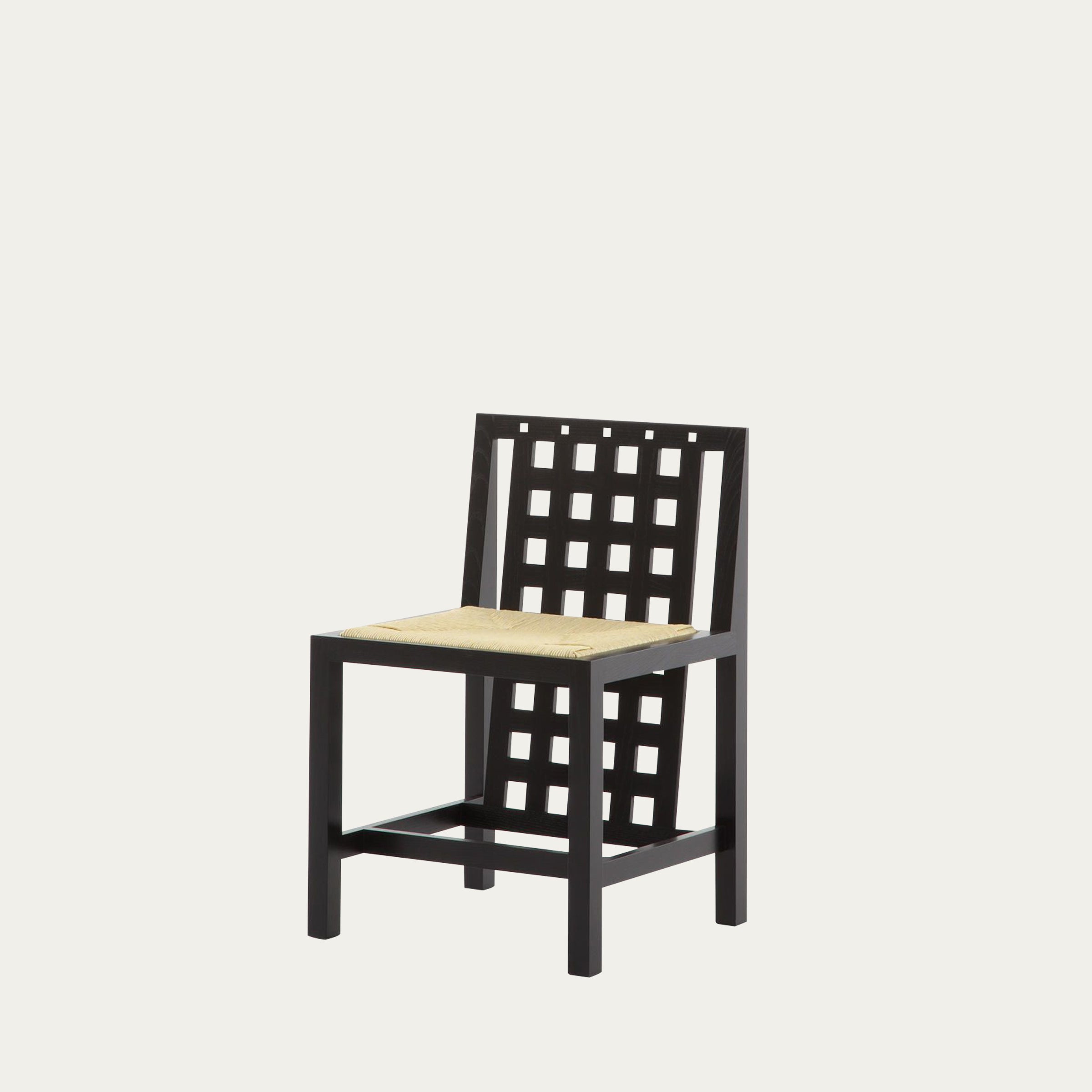 D.S.3 Stuhl von Charles Rennie Mackintosh 1918 in schwarzer Ausführung, dreidimensionaler Blick auf die markante Gitterstruktur und klare Linienführung