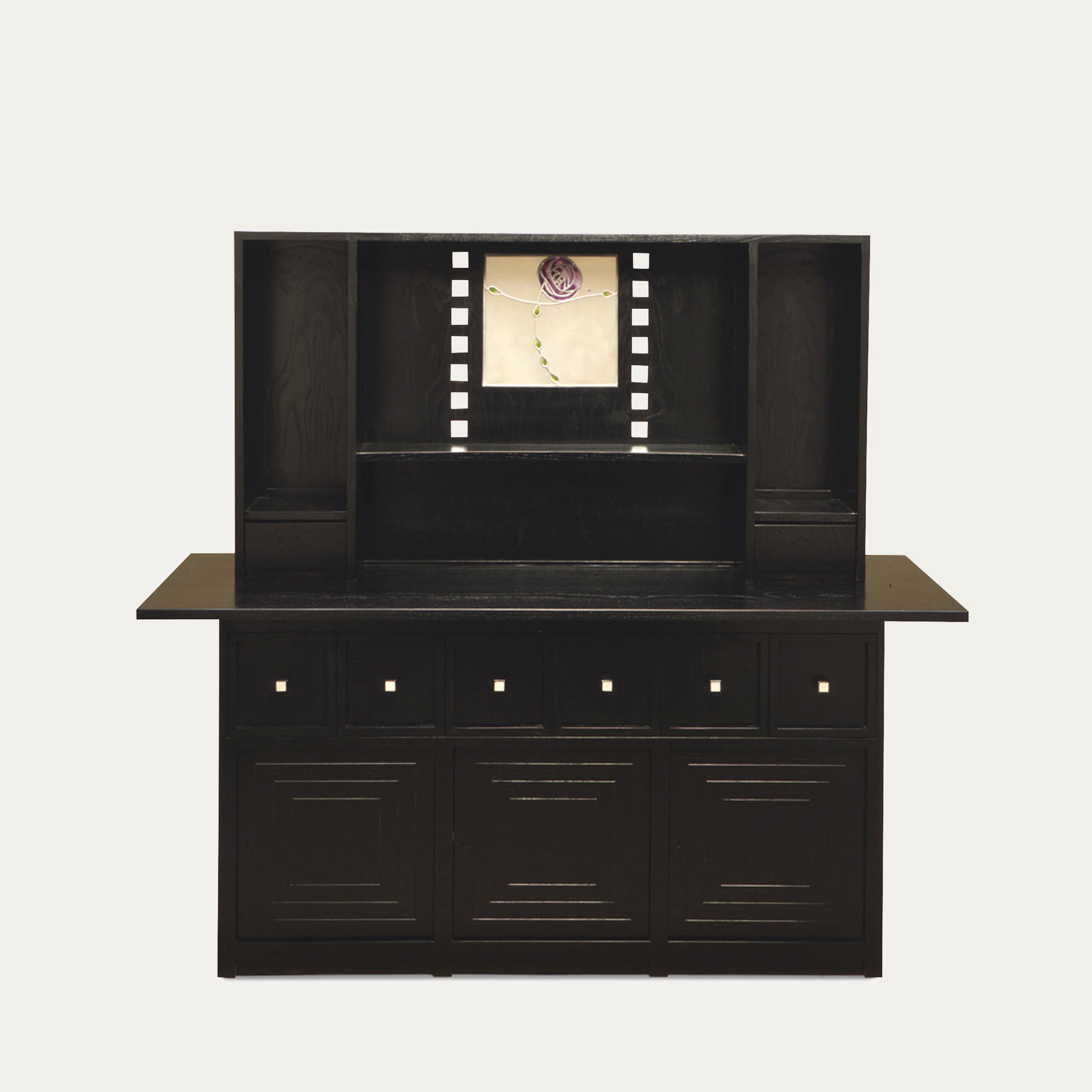 Schwarzes D.S.5 Sideboard von Charles Rennie Mackintosh 1918 mit geometrischer Gliederung, offenen Regalfächern und dekorativem Mittelmotiv