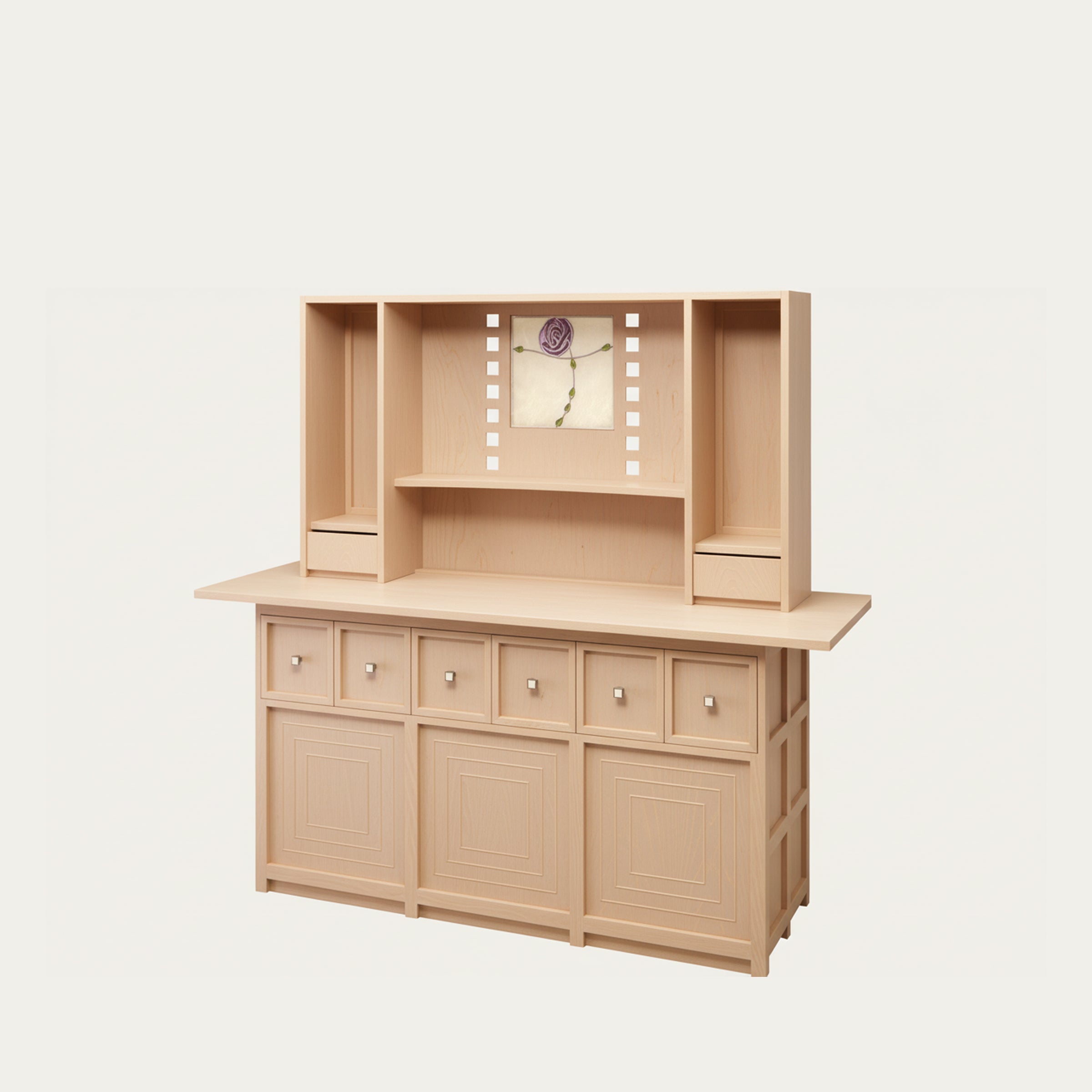 Schräge Ansicht des hellen D.S.5 Sideboards von 1918 mit ausgewogener Proportion, offenen Fächern und fein gearbeiteten Details