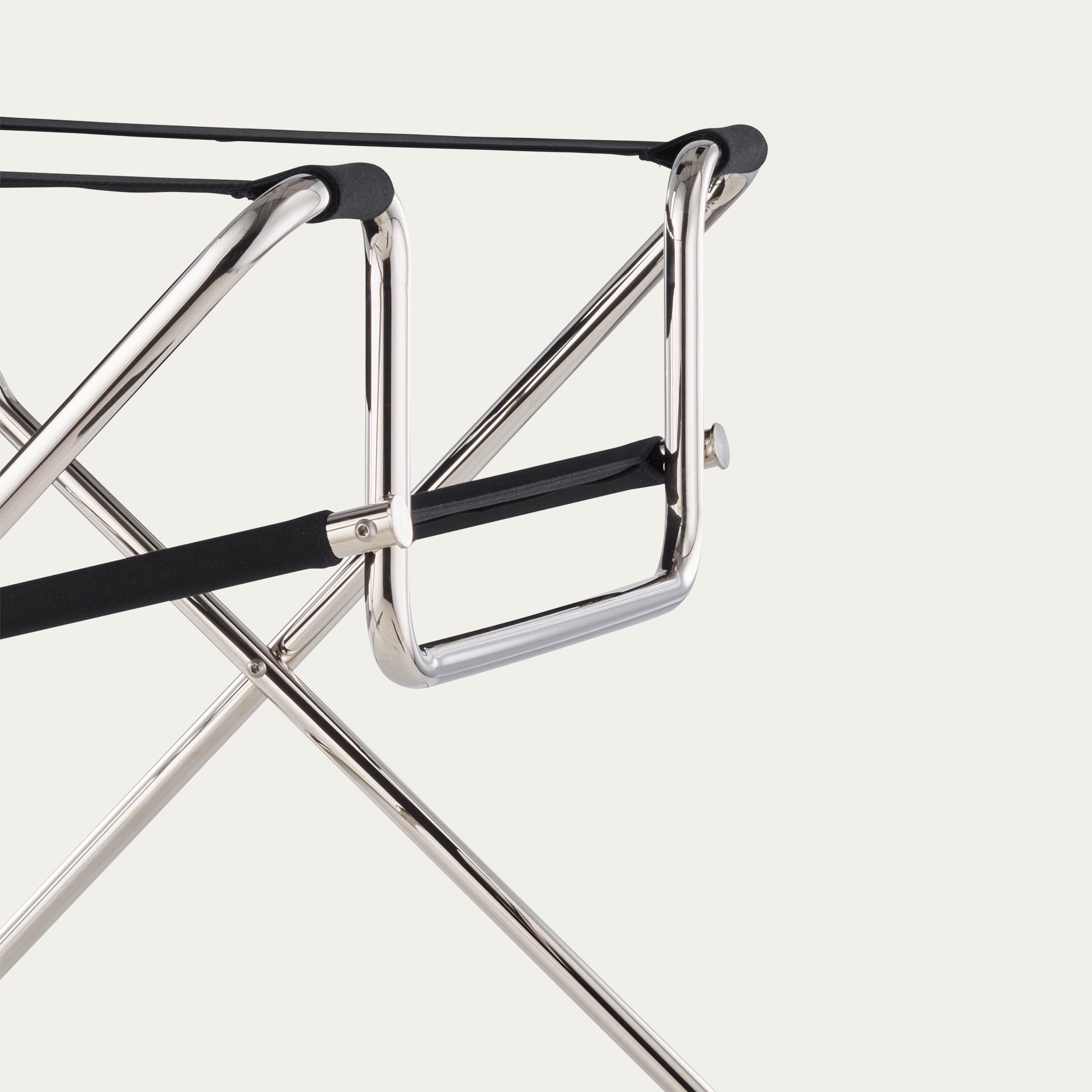 Detailaufnahme der Armlehne und des Stahlrohrgestells des D4 Klappsessels von Marcel Breuer, schwarzes Canvas