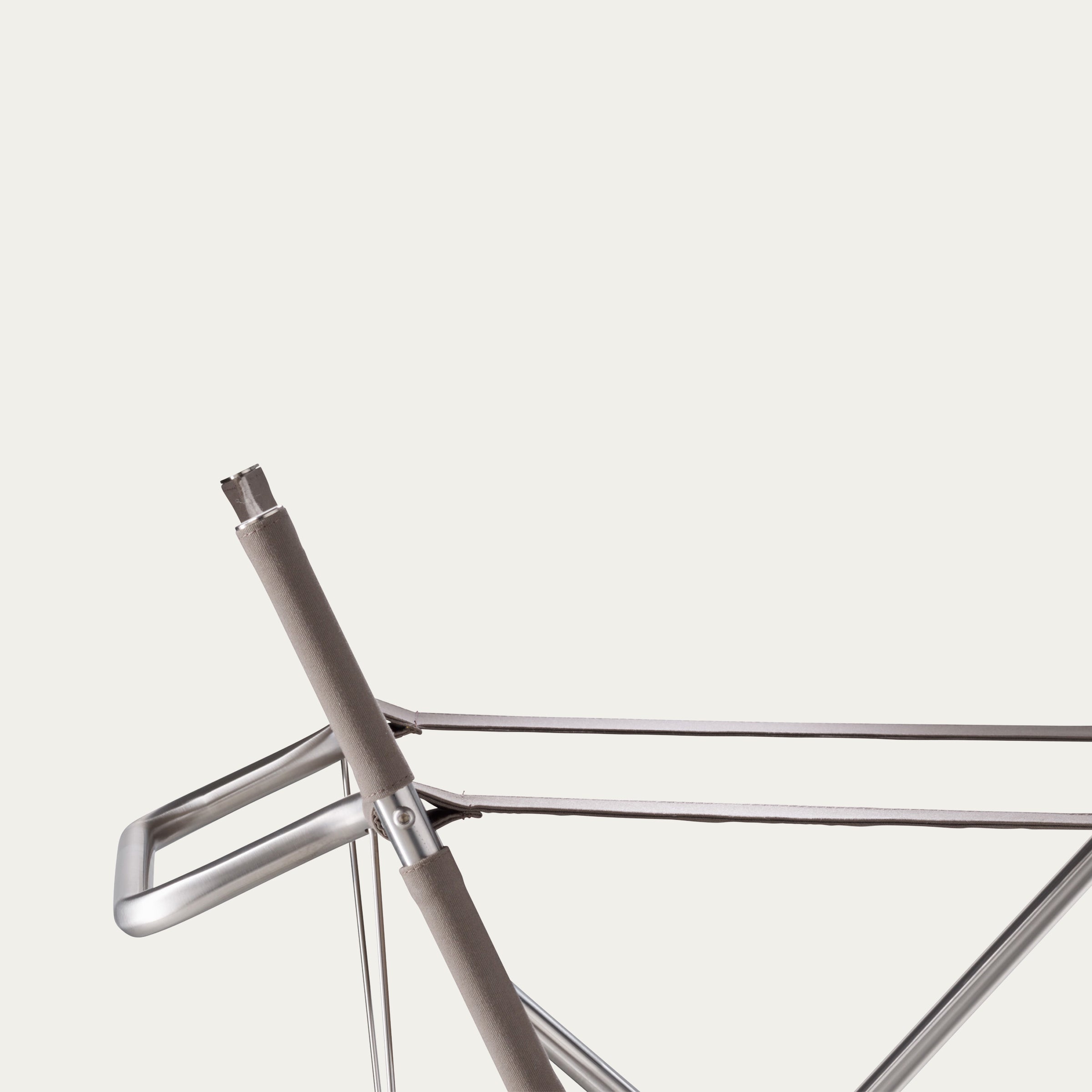 Detailaufnahme des D4 Klappsessels von Marcel Breuer mit taupefarbenem Canvas und verchromtem Stahlrohrgestell