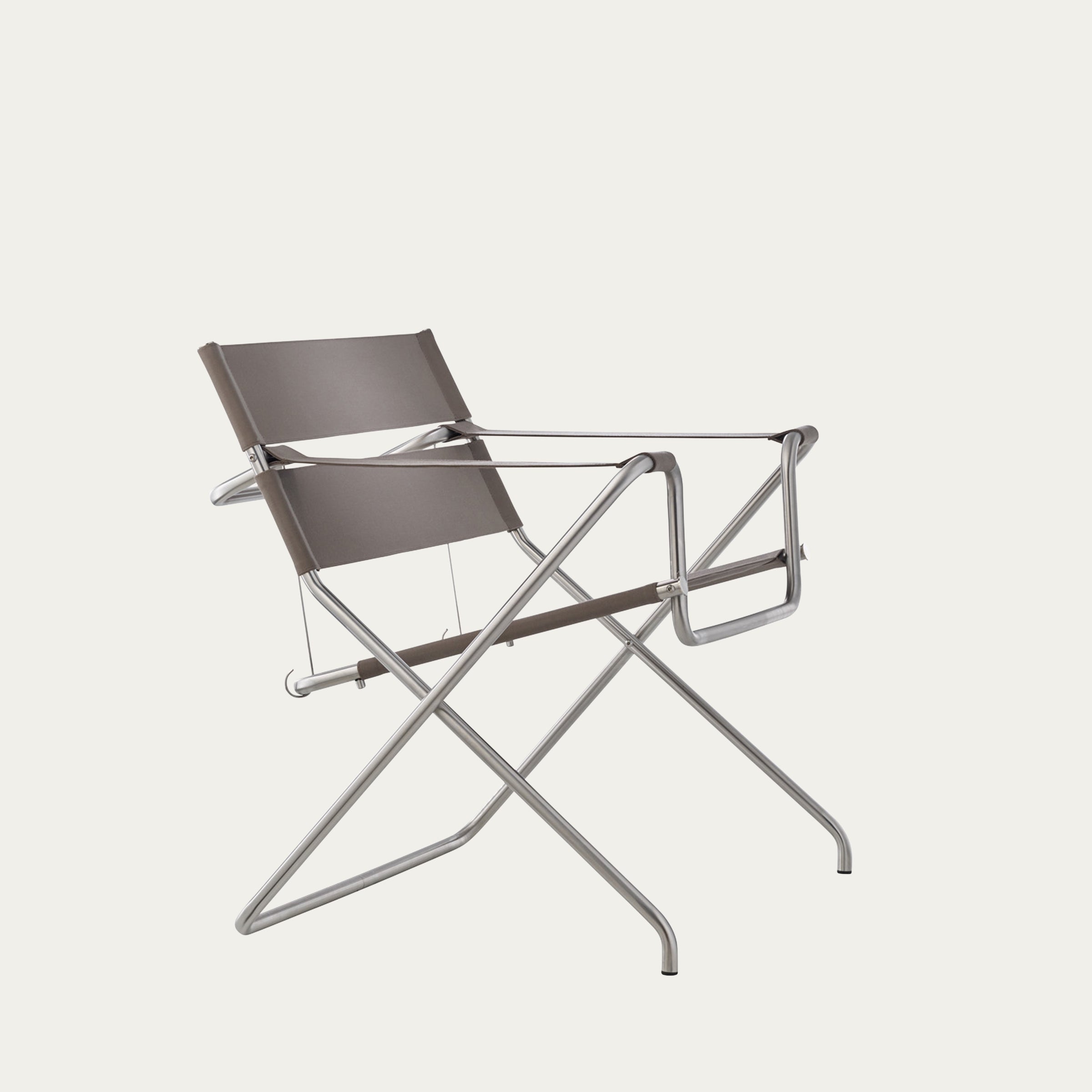 Schrägansicht des taupefarbenen D4 Klappsessels von Marcel Breuer, Bauhaus-Klassiker aus Stahlrohr und Canvas