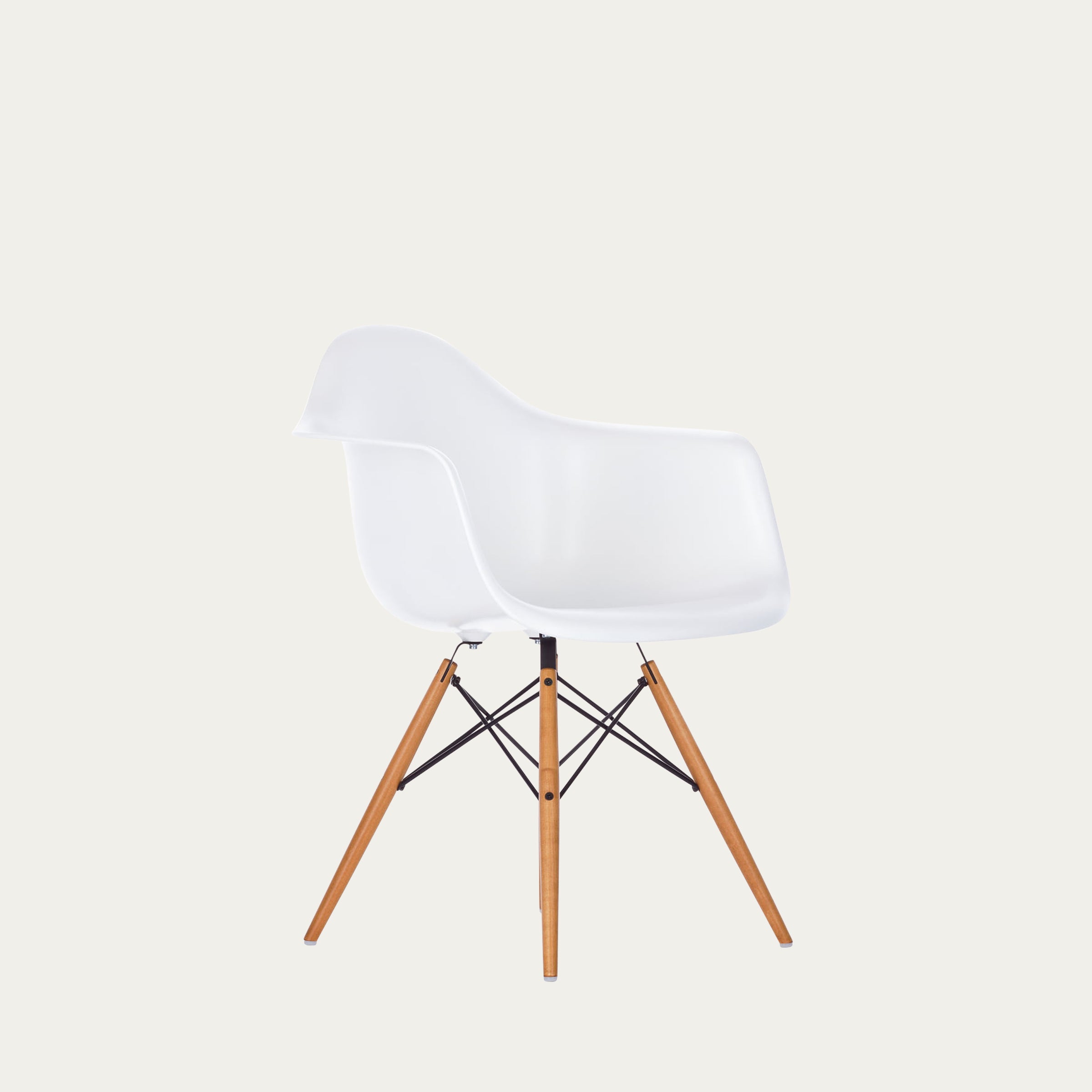 DAW Stuhl von Charles & Ray Eames (1950) mit weißer Sitzschale und schräg gestelltem Holzgestell, ikonisches amerikanisches Nachkriegsdesign