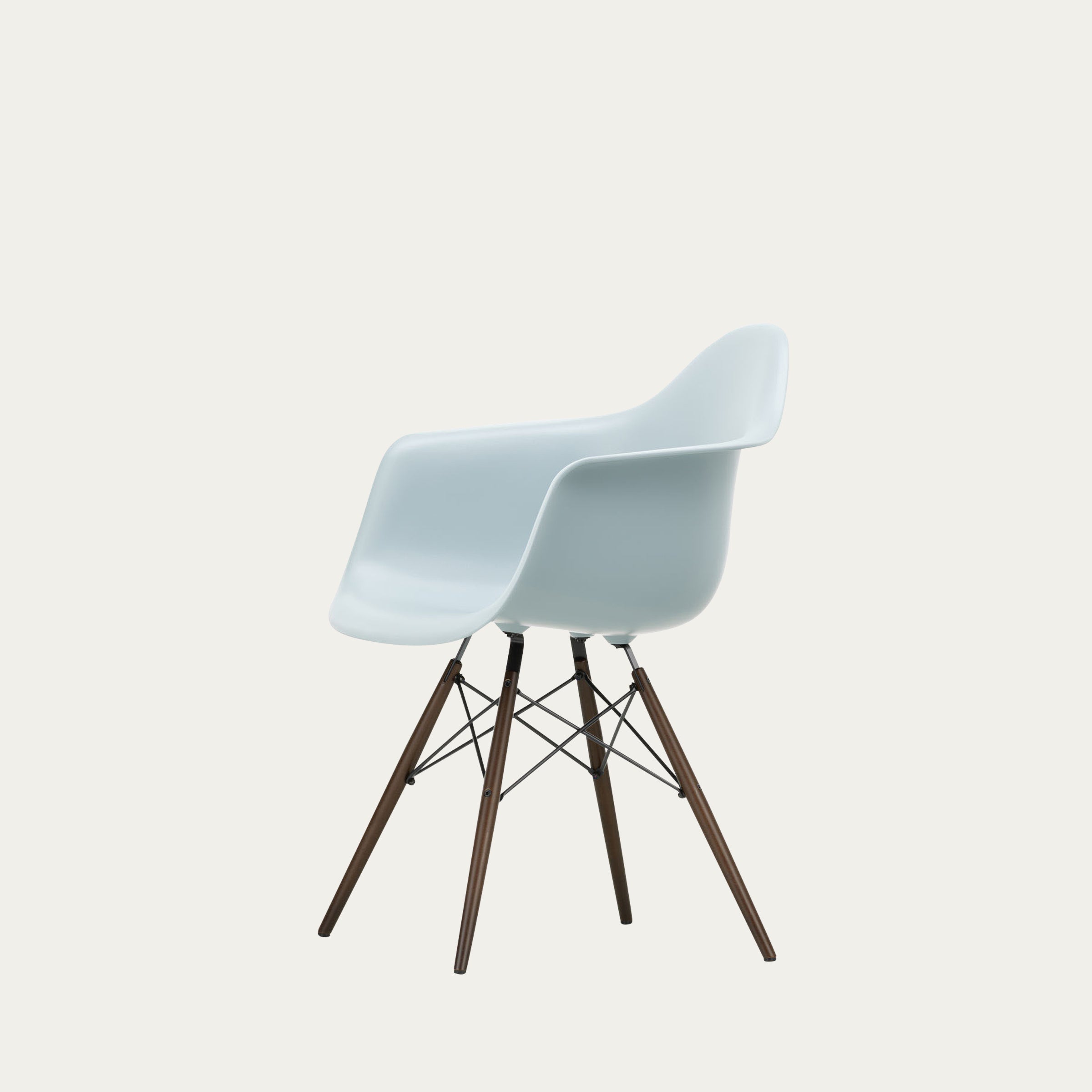 DAW Designstuhl von Charles & Ray Eames mit hellblauer Sitzschale und dunklem Holzuntergestell, Bauhaus-inspirierter Mid-Century-Stil