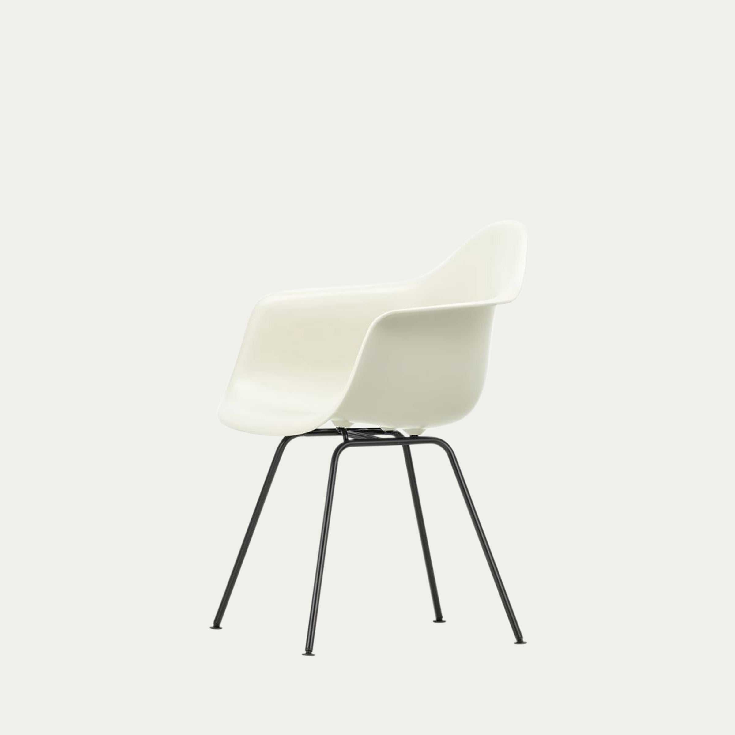 DAX Designstuhl von Charles & Ray Eames mit schwarzer Sitzschale, seitlicher Ansicht, Metallbeine im klassischen Nachkriegsdesign