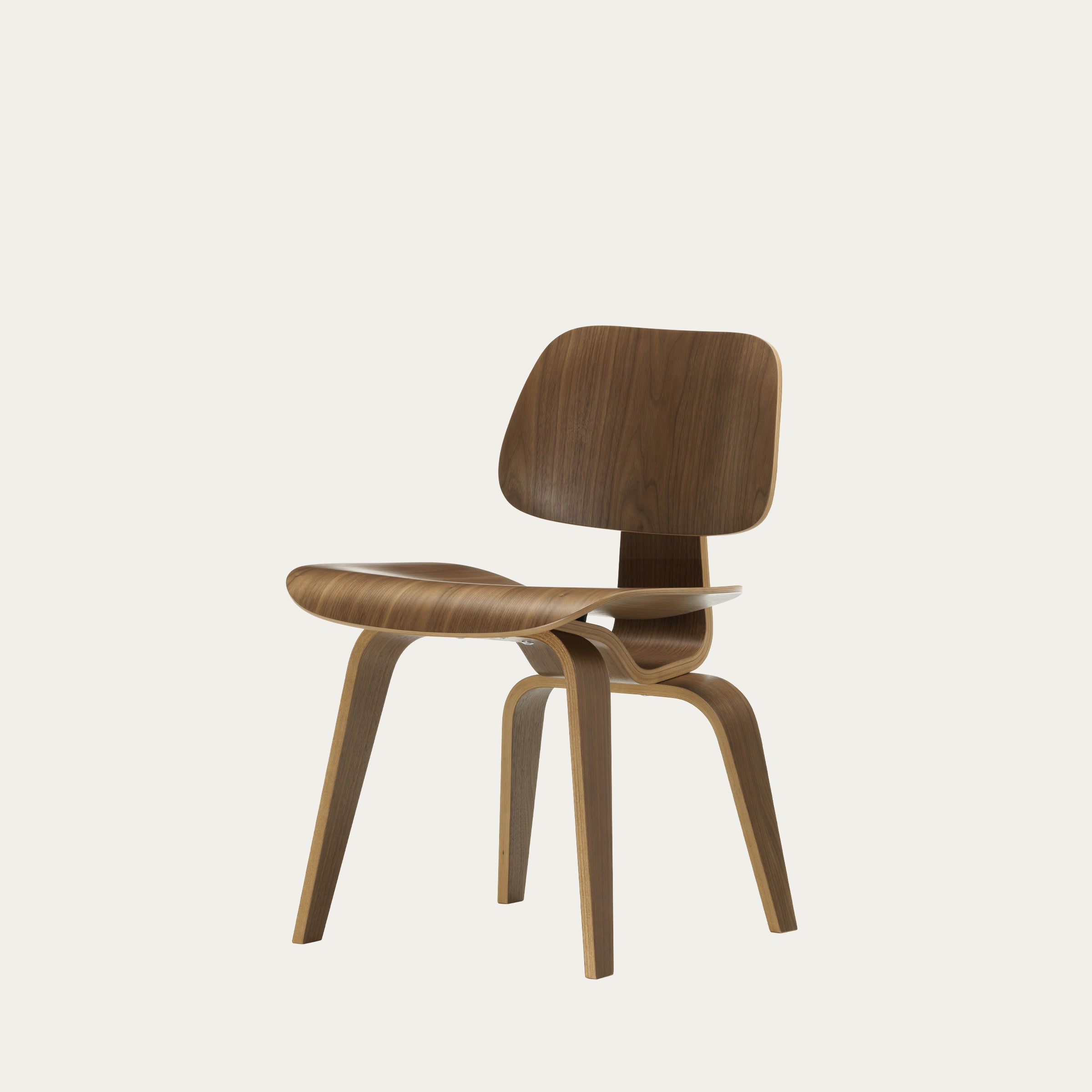 DCW Stuhl von Charles & Ray Eames in dunkler Holzvariante mit geschwungener Sitzfläche und ikonischem Nachkriegsdesign