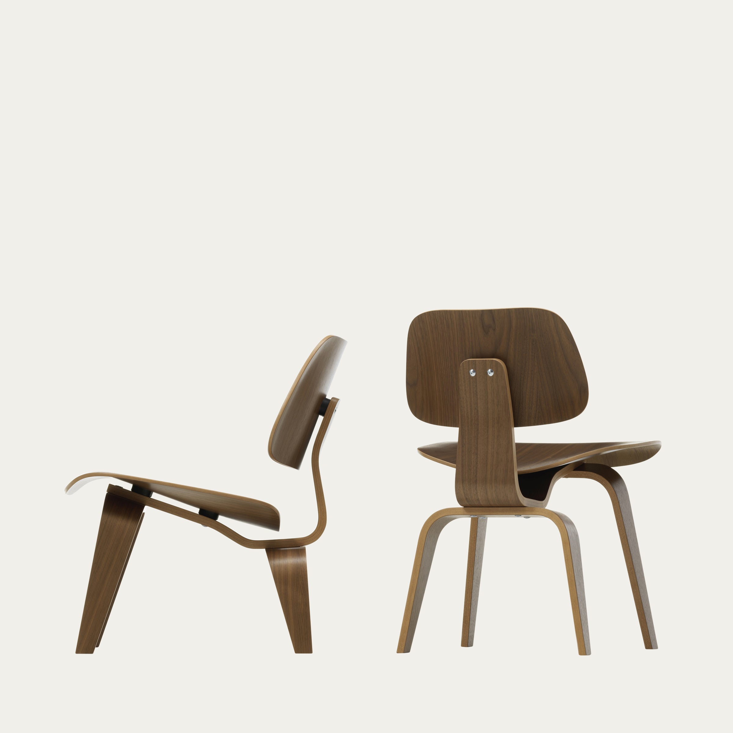 DCW Designstuhl von Charles & Ray Eames mit freitragender Sitzkonstruktion und massivem Holzgestell