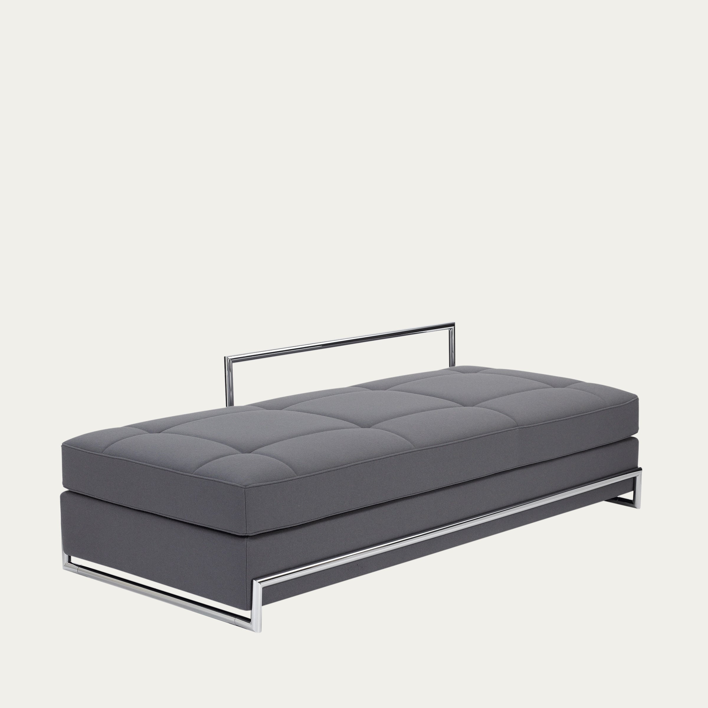 Day Bed von Eileen Gray 1925 mit grauem Polster und verchromtem Rahmen, reduzierte elegante Formensprache